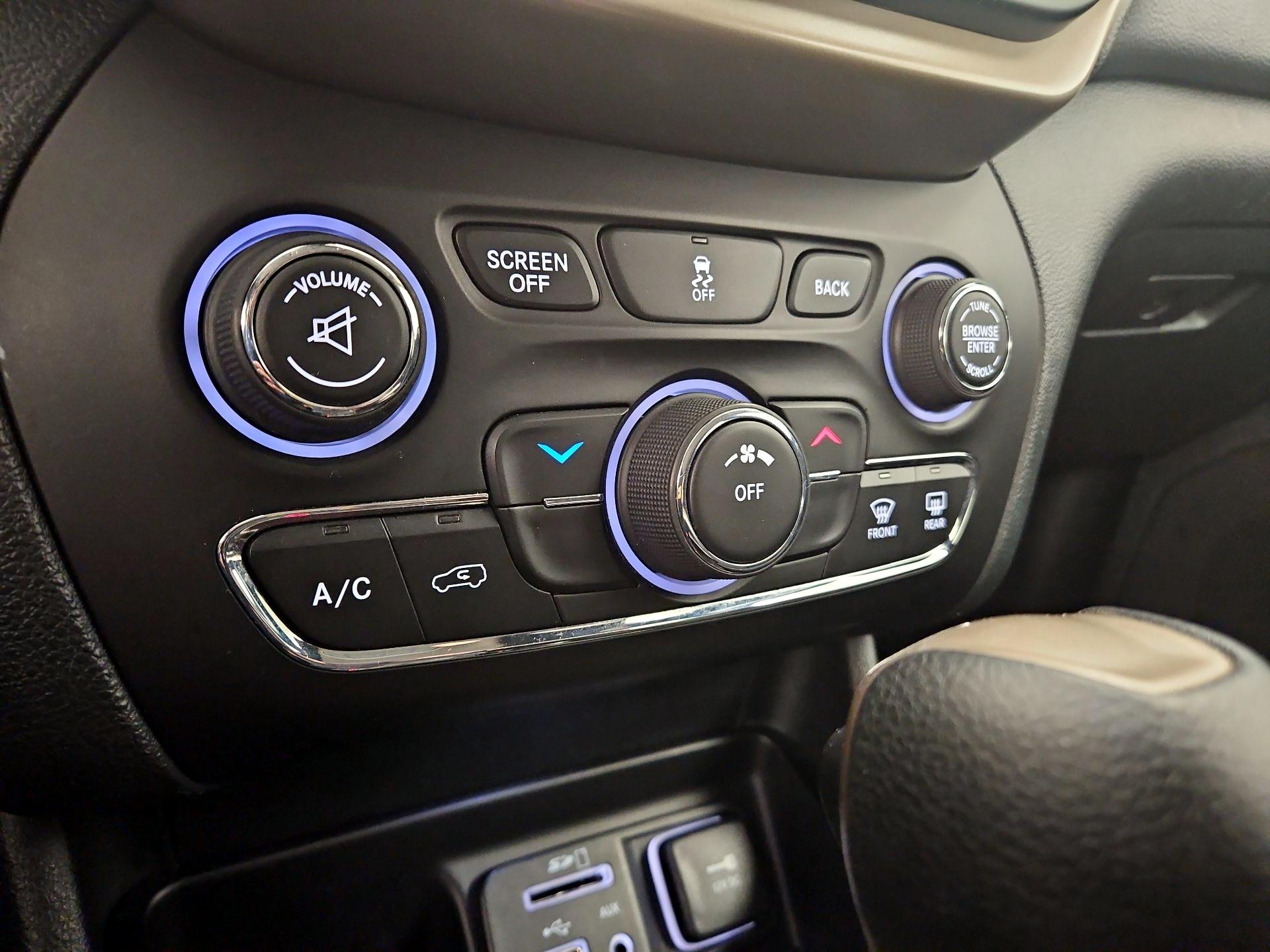 Thumbnail: 2016 Jeep Cherokee - 16