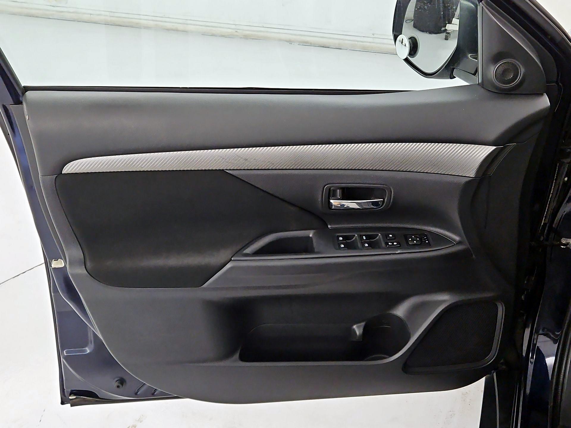 Thumbnail: 2016 Mitsubishi Outlander - 12