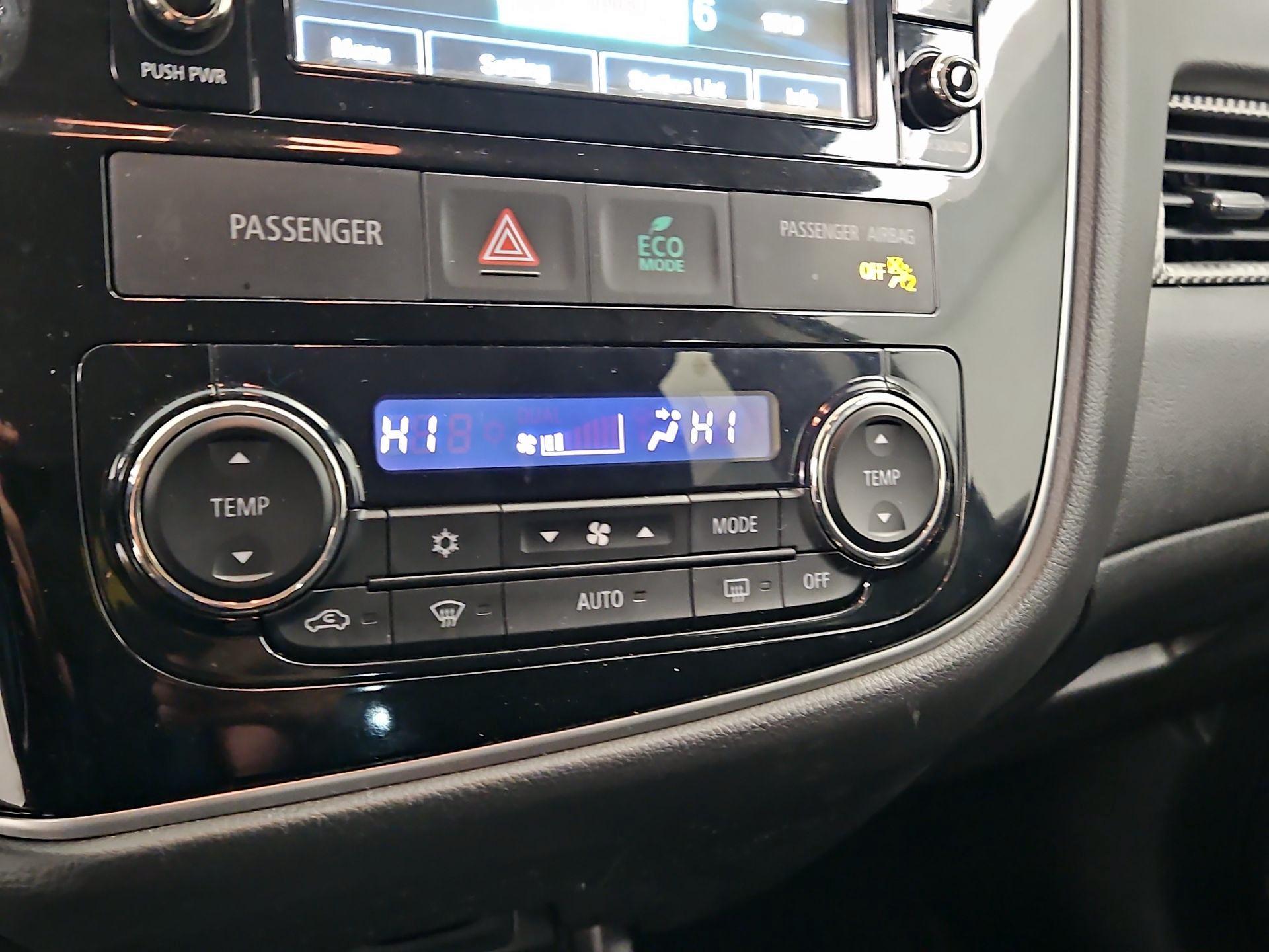 Thumbnail: 2016 Mitsubishi Outlander - 15