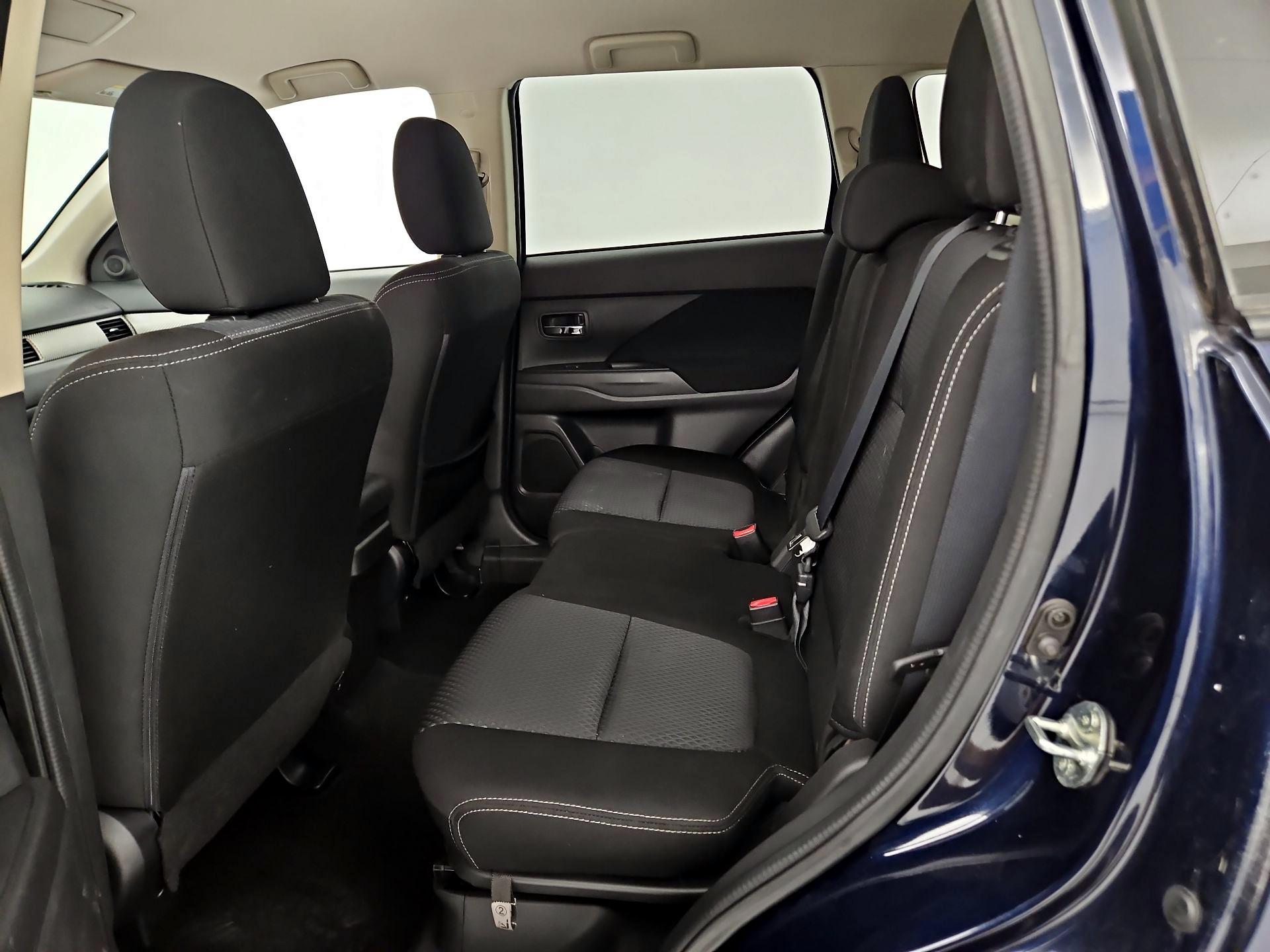 Thumbnail: 2016 Mitsubishi Outlander - 18