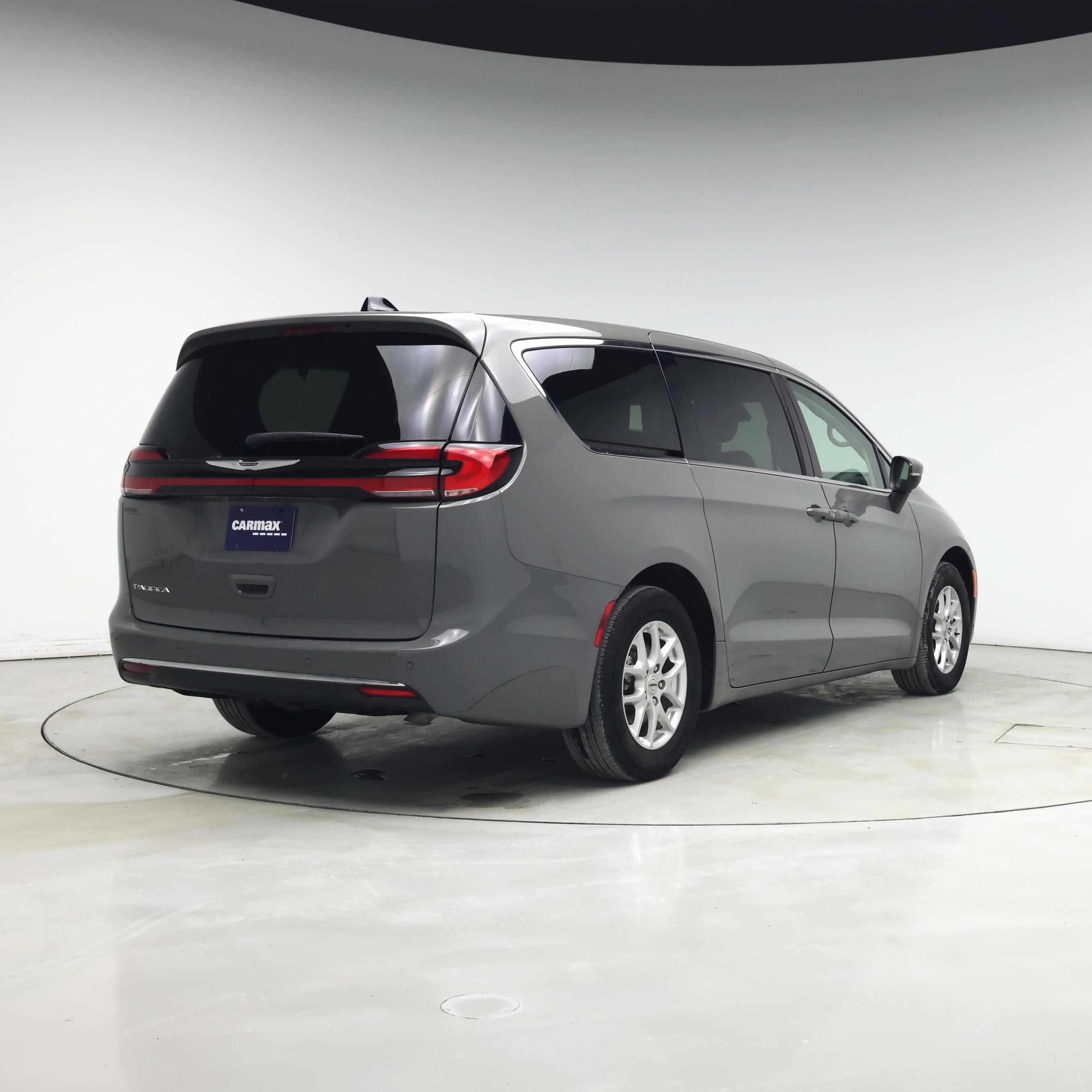 Thumbnail: 2023 Chrysler Pacifica - 8