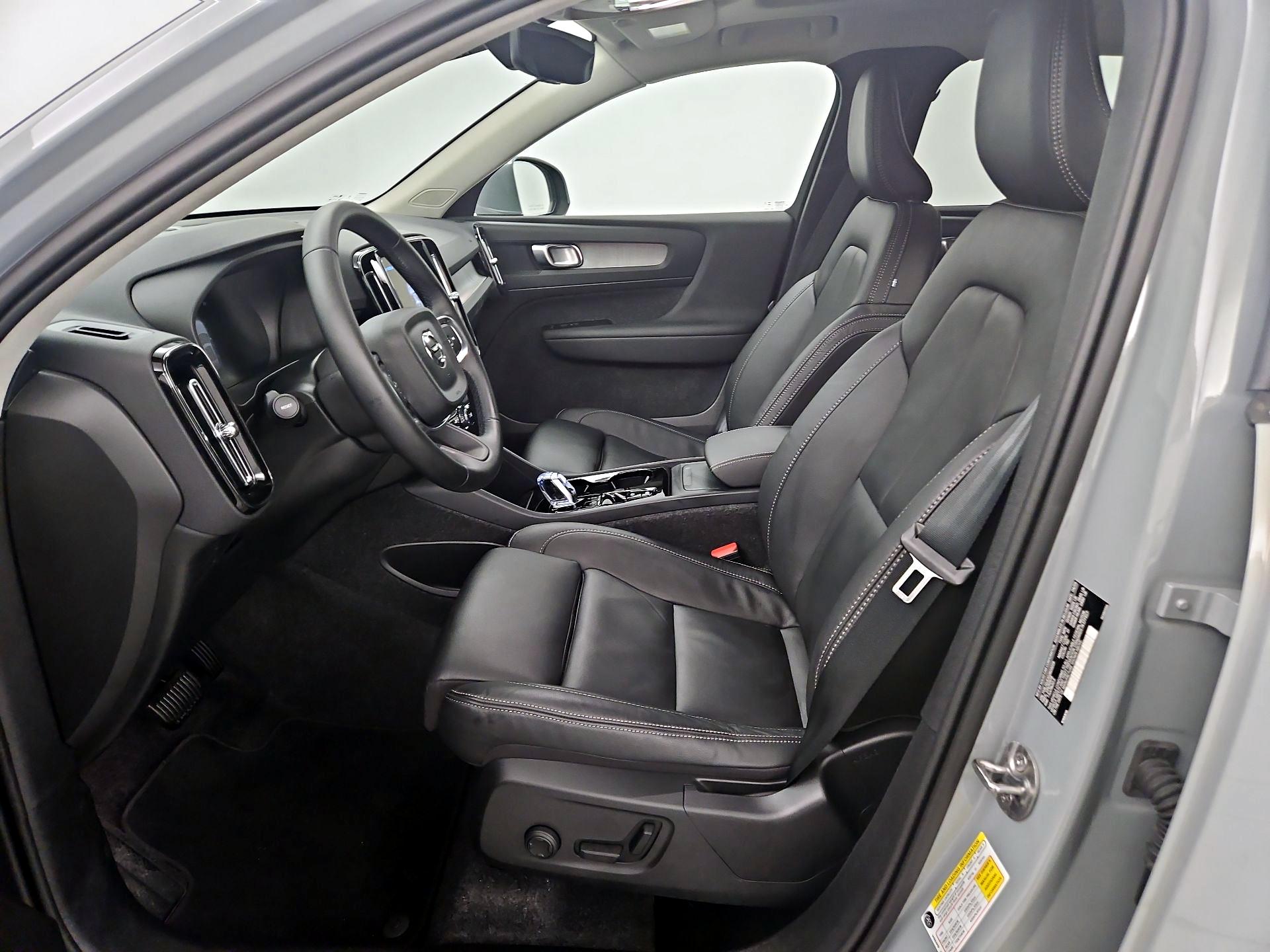 Thumbnail: 2025 Volvo XC40 - 11