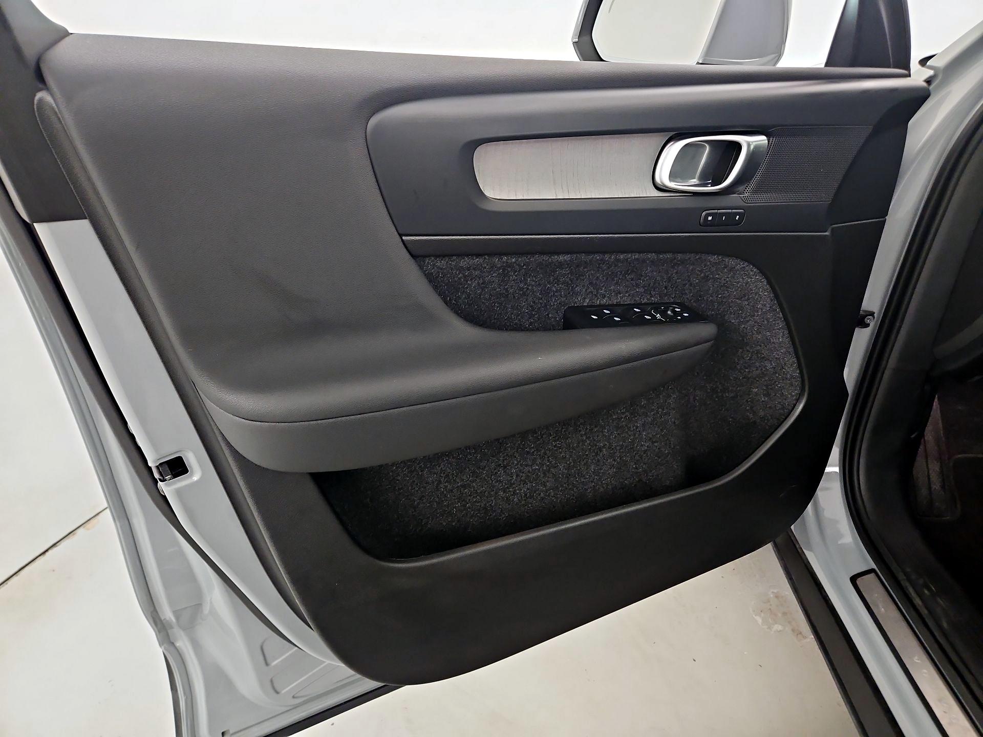 Thumbnail: 2025 Volvo XC40 - 12