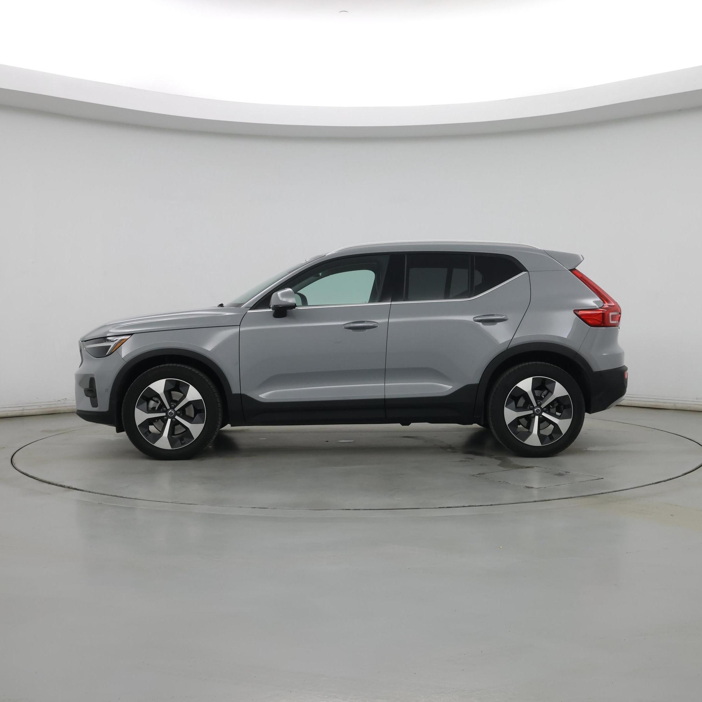 Thumbnail: 2025 Volvo XC40 - 3