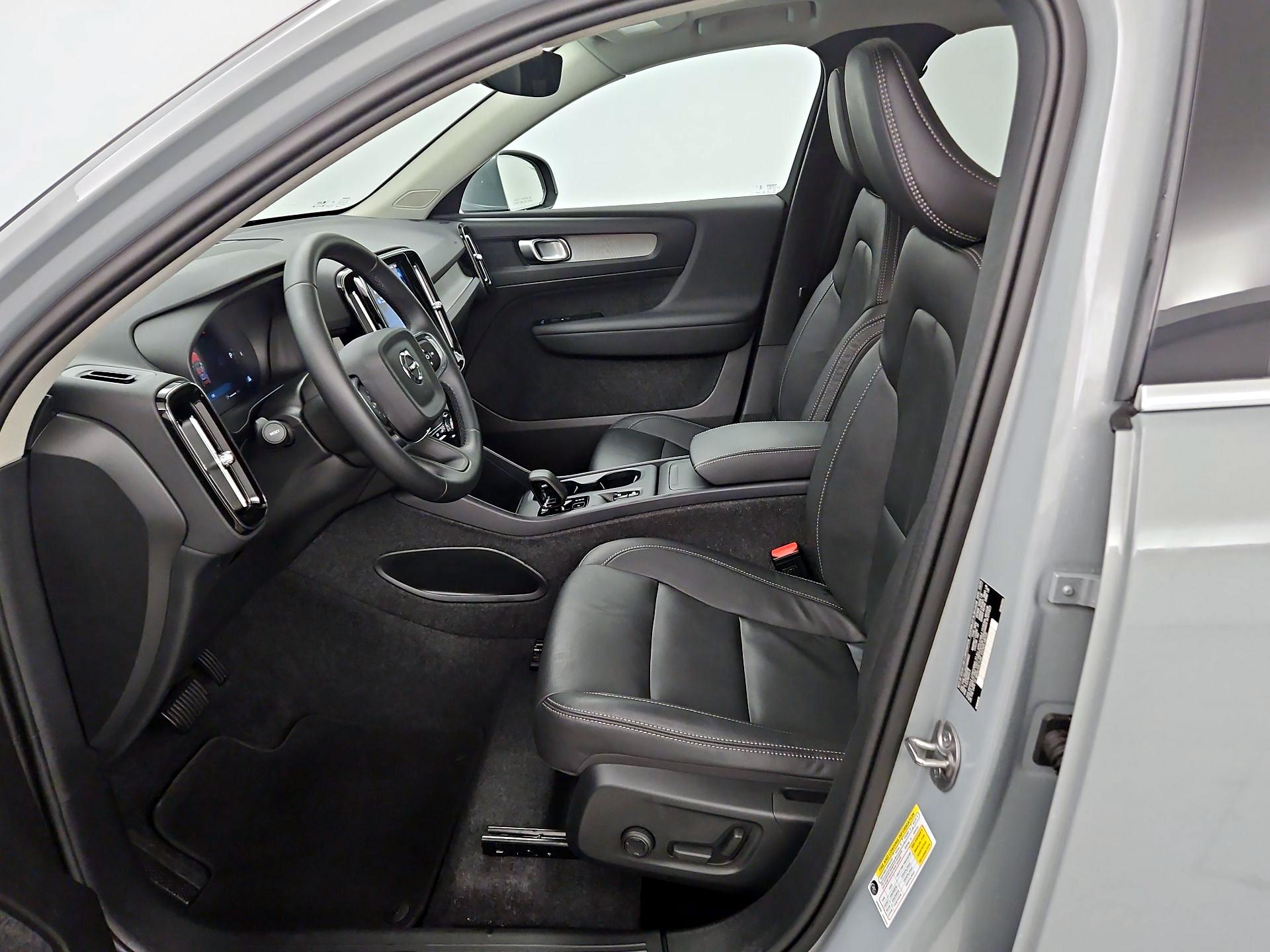 Thumbnail: 2025 Volvo XC40 - 11