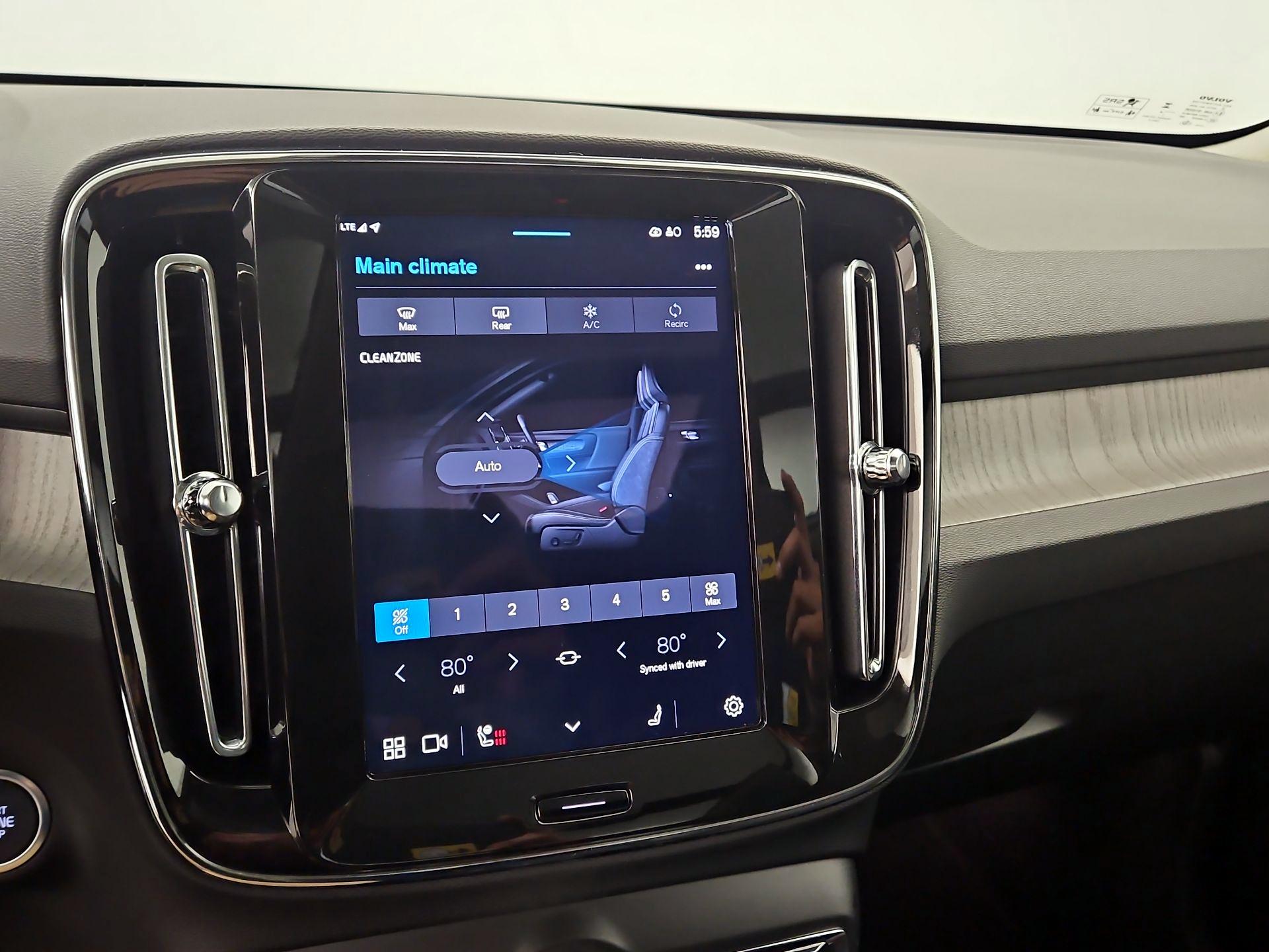 Thumbnail: 2025 Volvo XC40 - 16