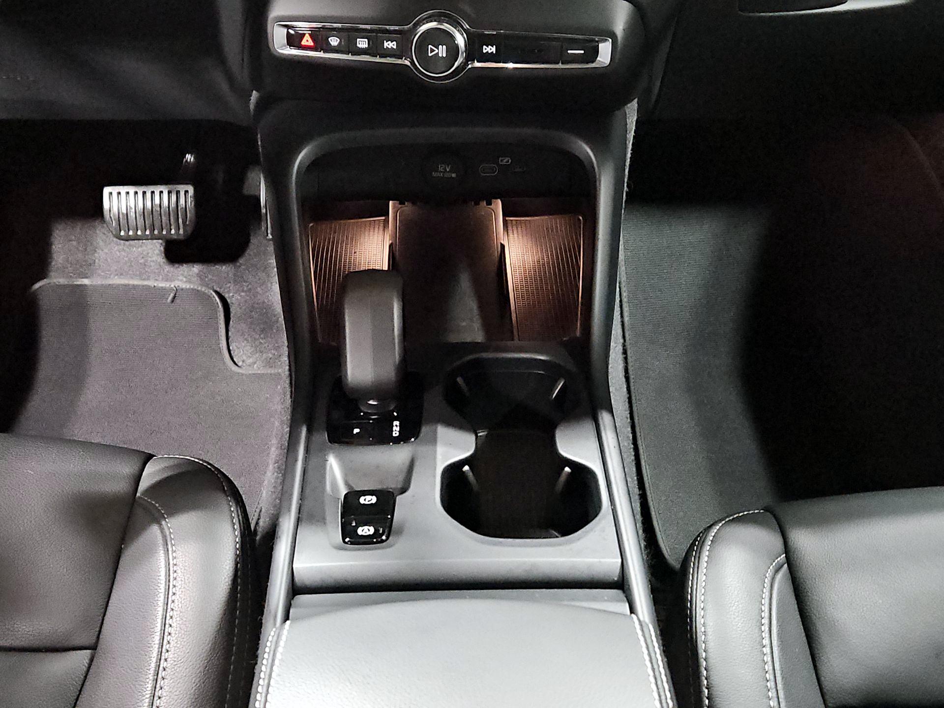 Thumbnail: 2025 Volvo XC40 - 17