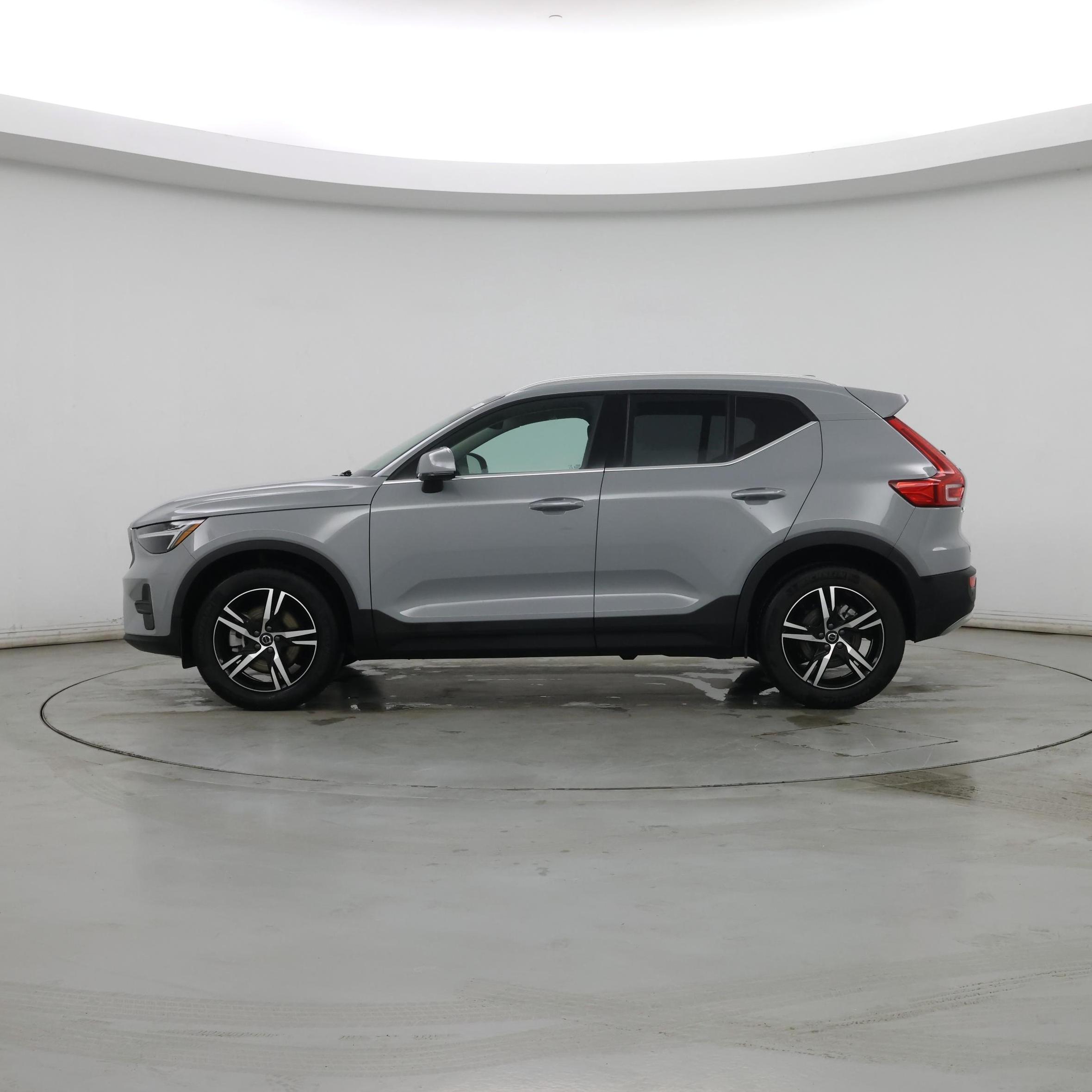 Thumbnail: 2025 Volvo XC40 - 3
