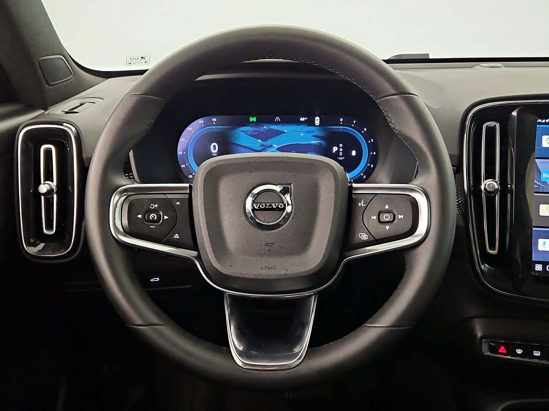 Thumbnail: 2025 Volvo XC40 - 10