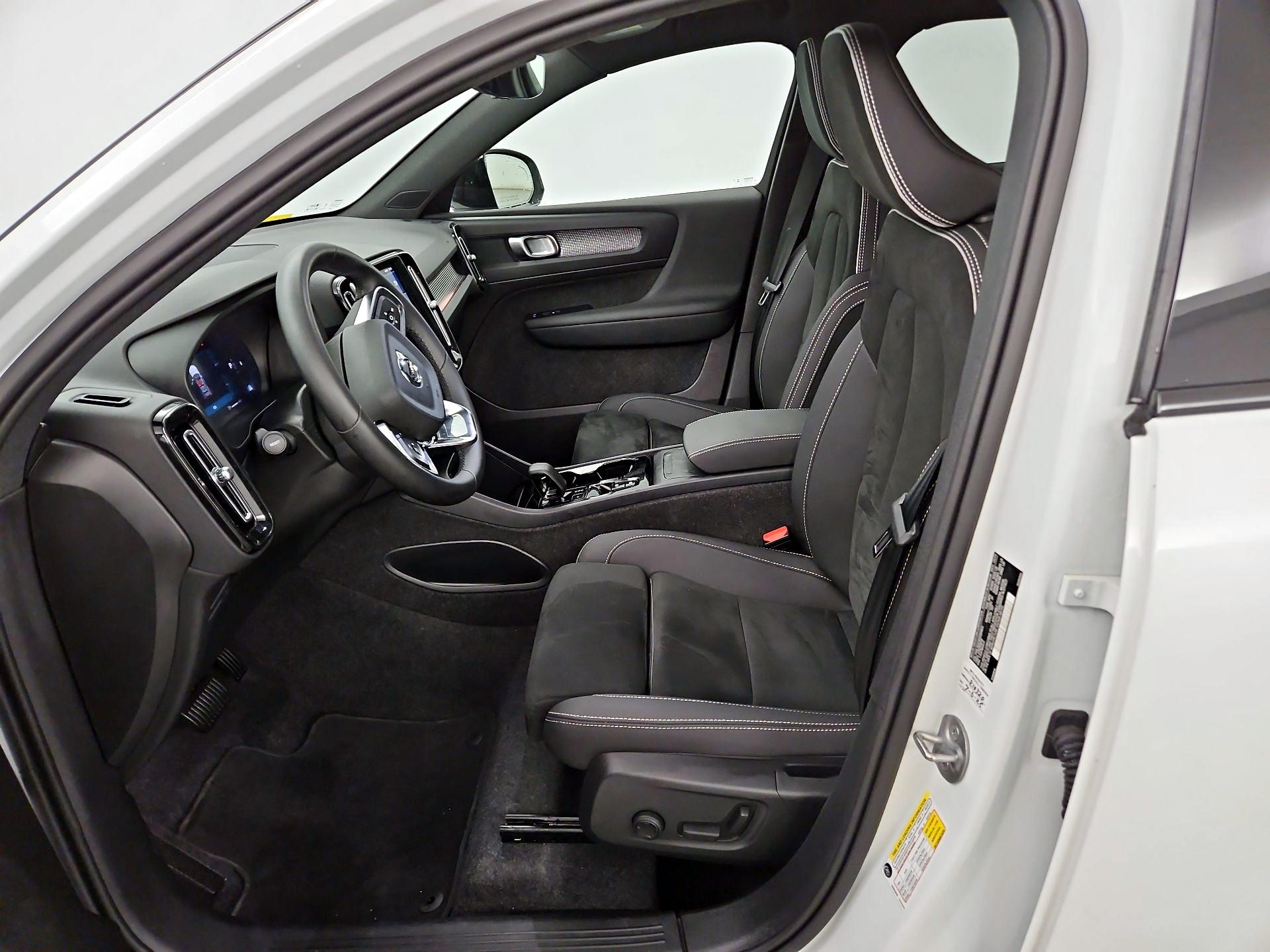 Thumbnail: 2025 Volvo XC40 - 11