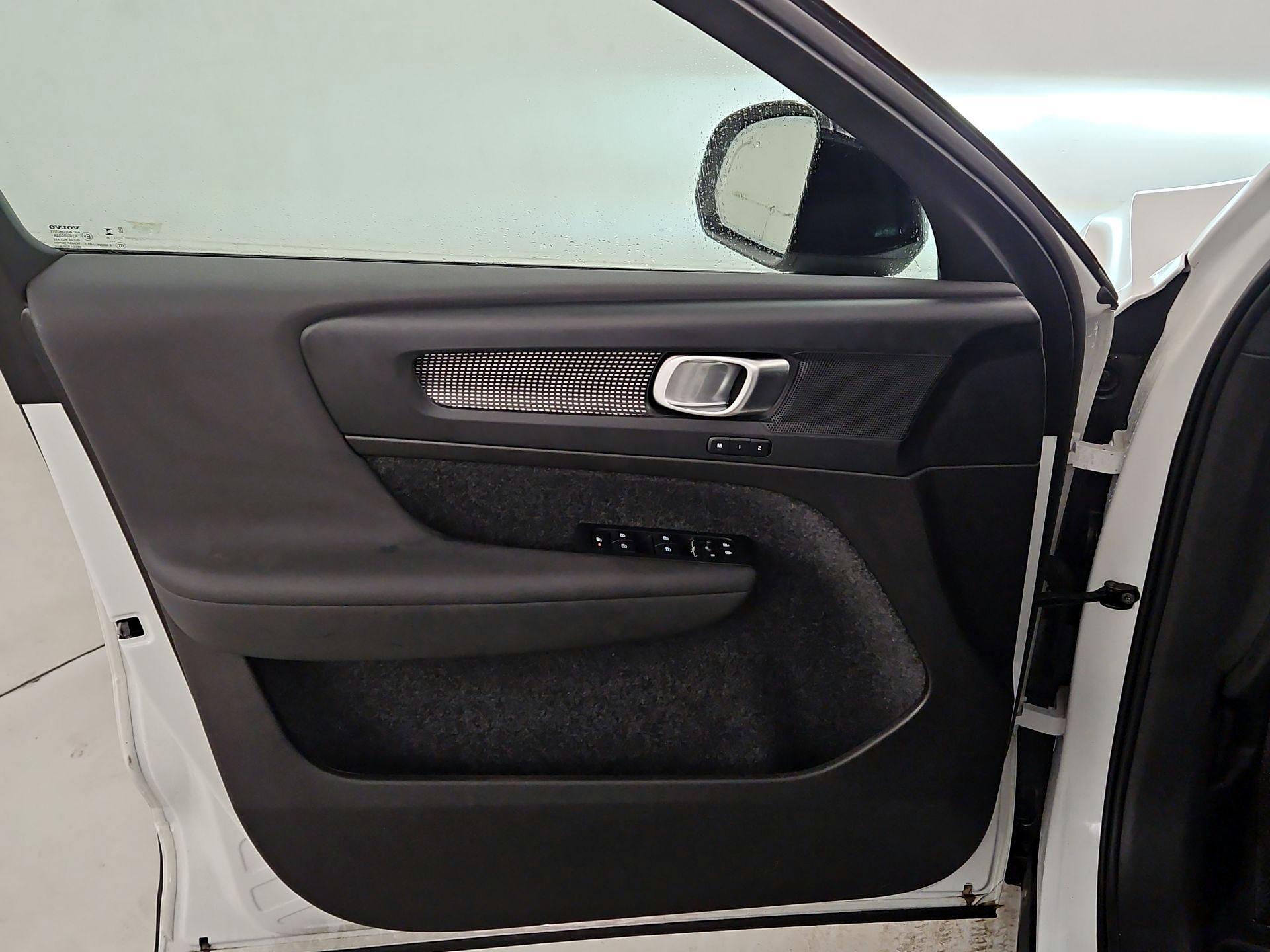 Thumbnail: 2025 Volvo XC40 - 12