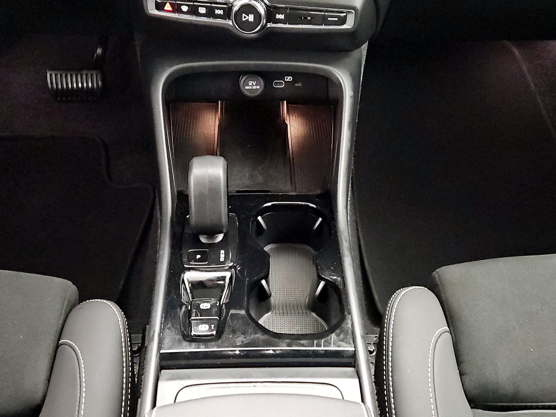 Thumbnail: 2025 Volvo XC40 - 17