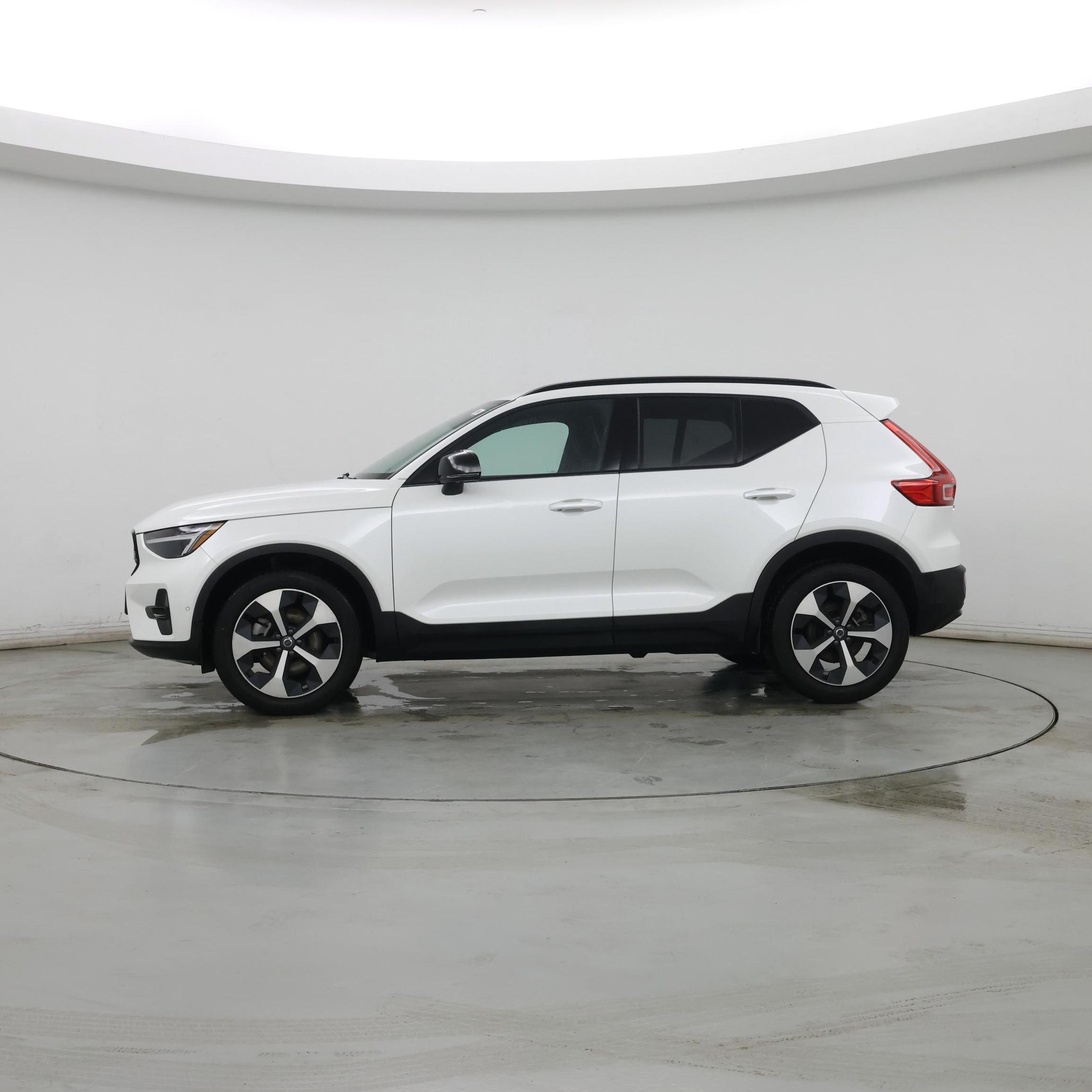 Thumbnail: 2025 Volvo XC40 - 3