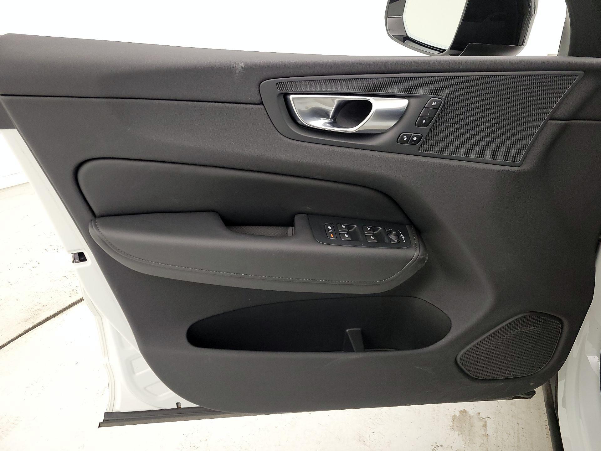 Thumbnail: 2025 Volvo XC60 - 12