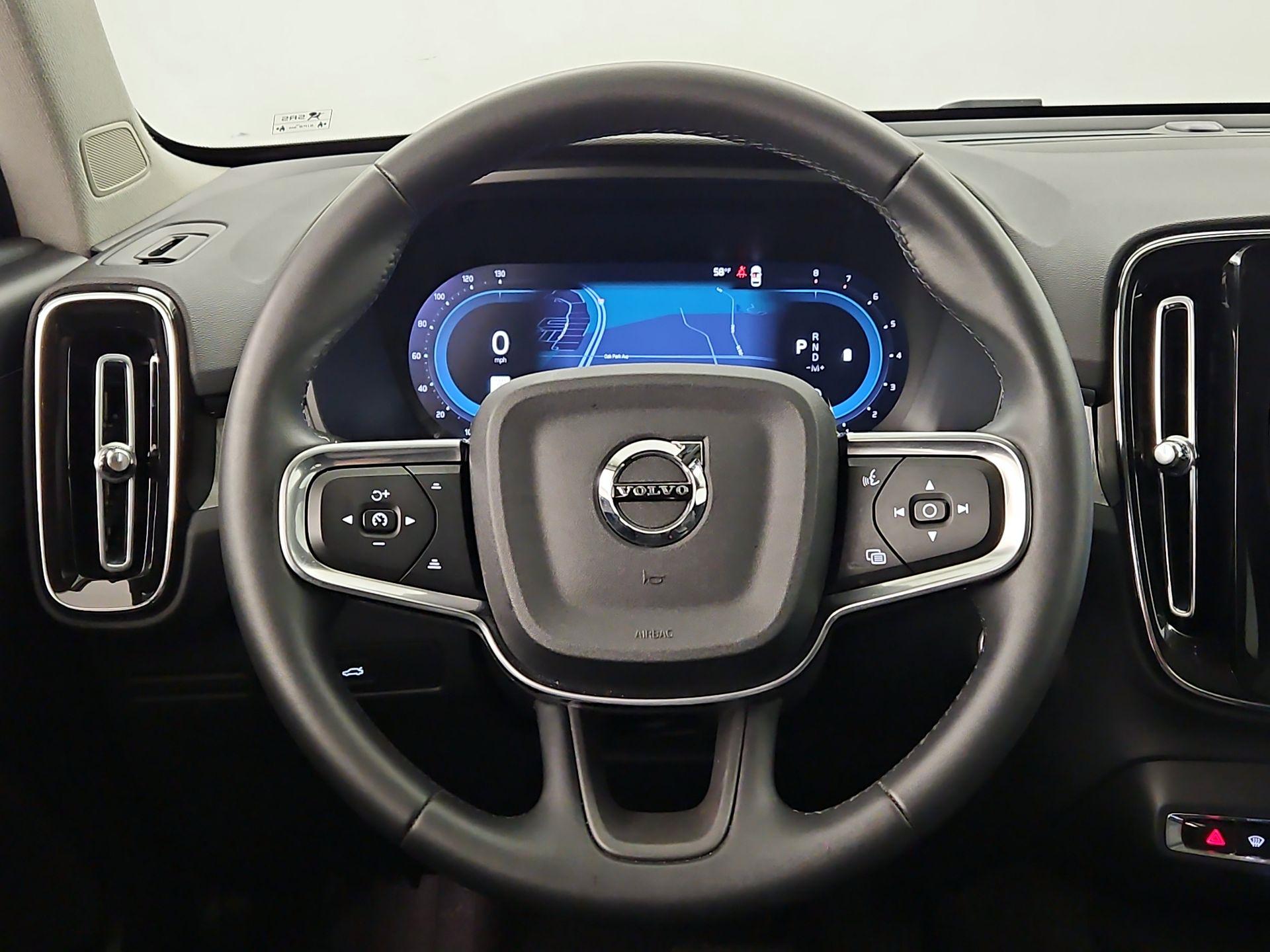 Thumbnail: 2025 Volvo XC40 - 10