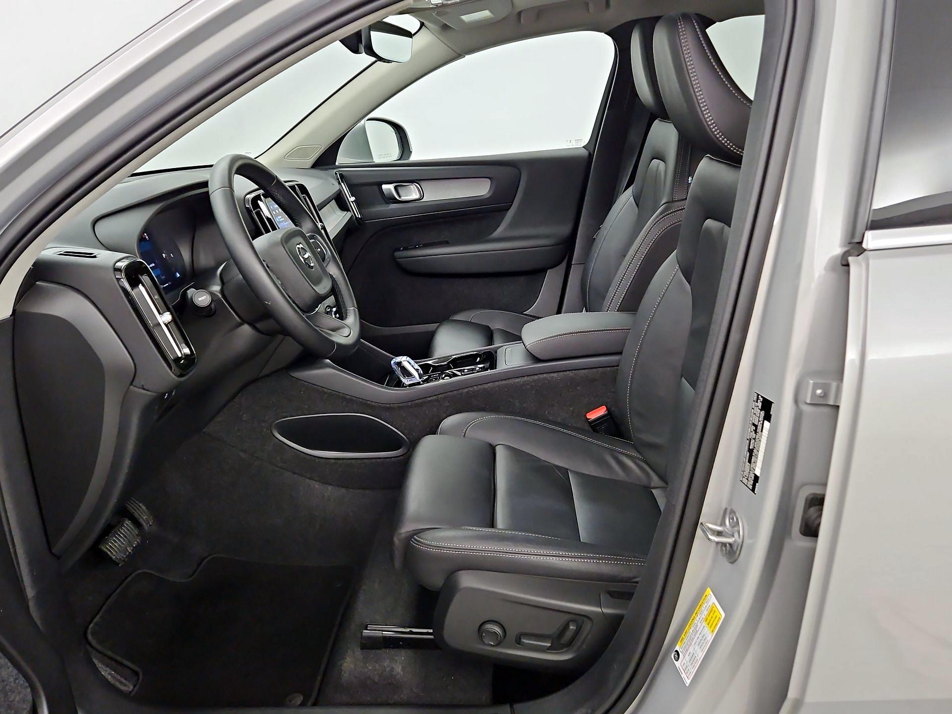 Thumbnail: 2025 Volvo XC40 - 11