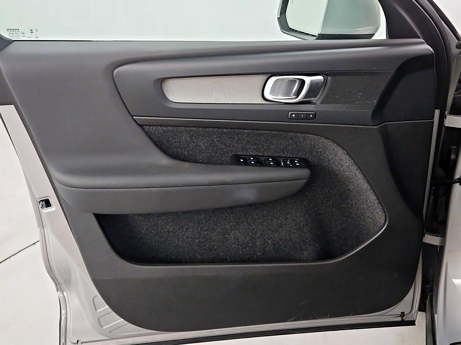 Thumbnail: 2025 Volvo XC40 - 12