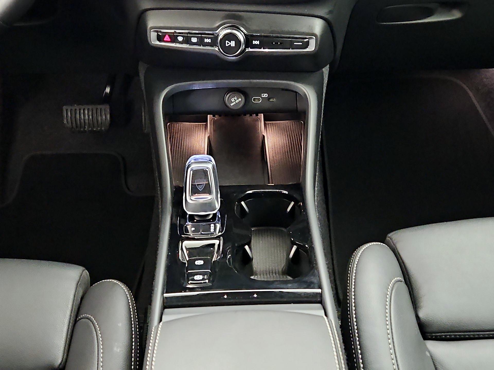 Thumbnail: 2025 Volvo XC40 - 17