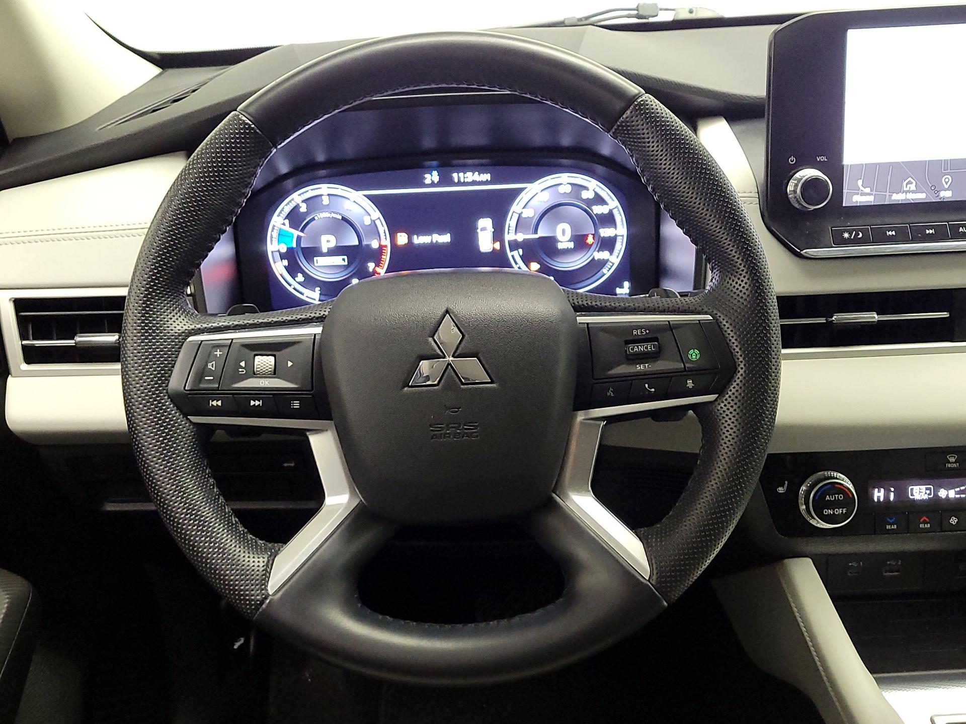 Thumbnail: 2023 Mitsubishi Outlander - 10