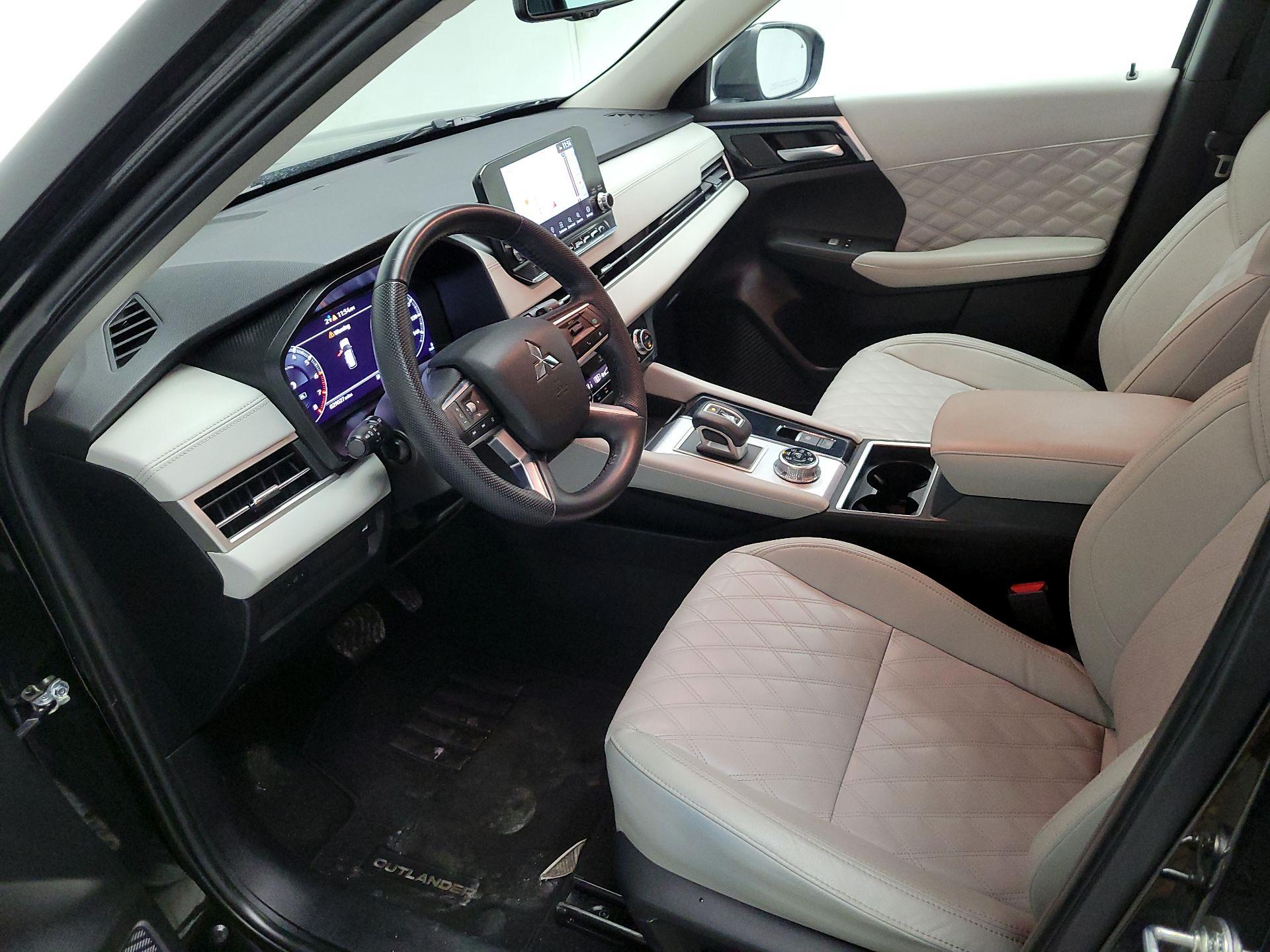 Thumbnail: 2023 Mitsubishi Outlander - 11