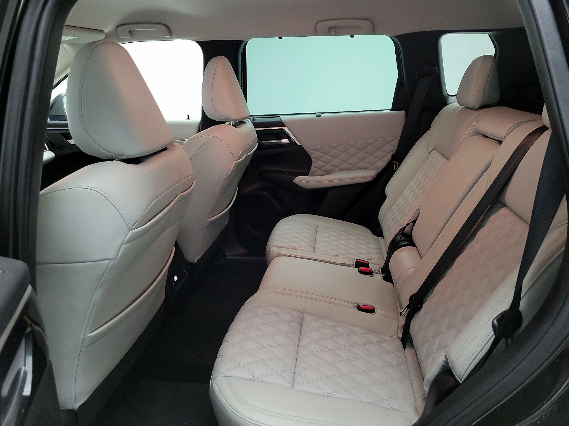 Thumbnail: 2023 Mitsubishi Outlander - 20