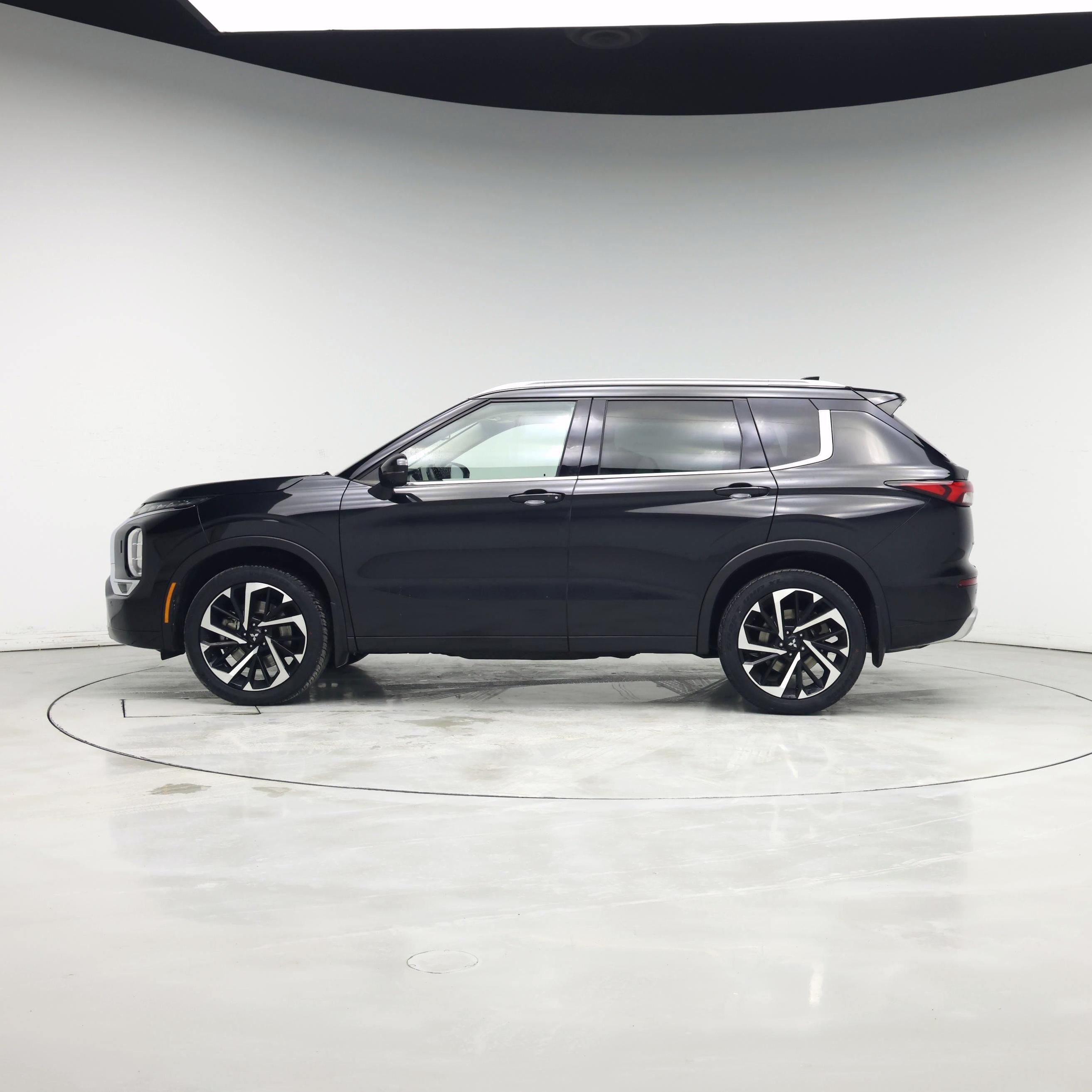 Thumbnail: 2023 Mitsubishi Outlander - 3