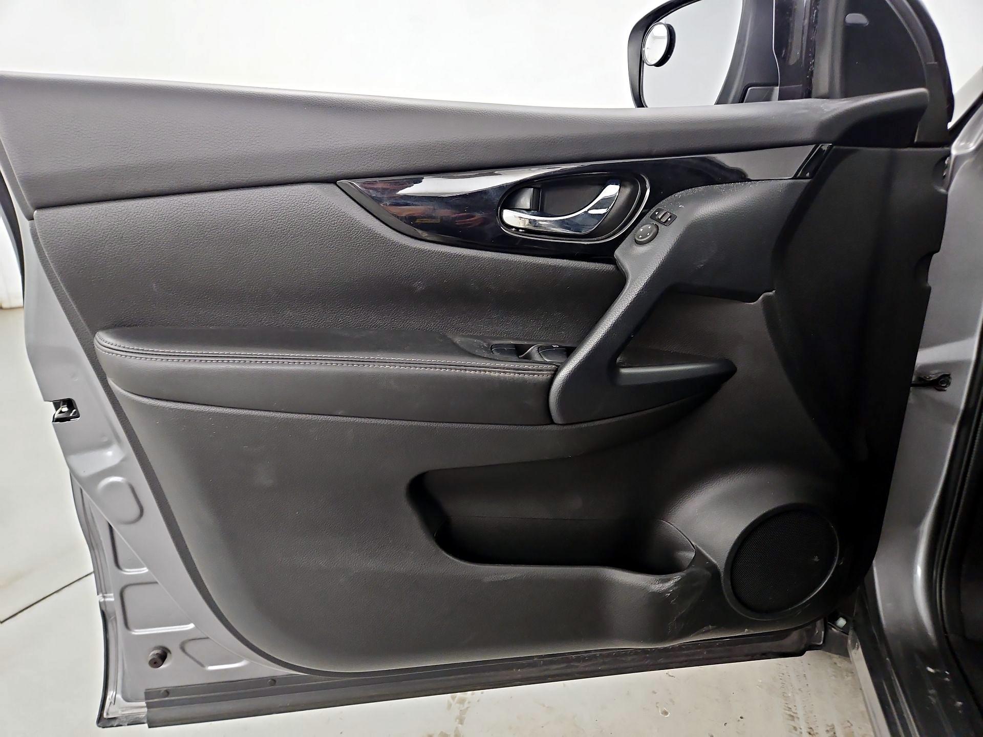 Thumbnail: 2020 Nissan Rogue Sport - 12