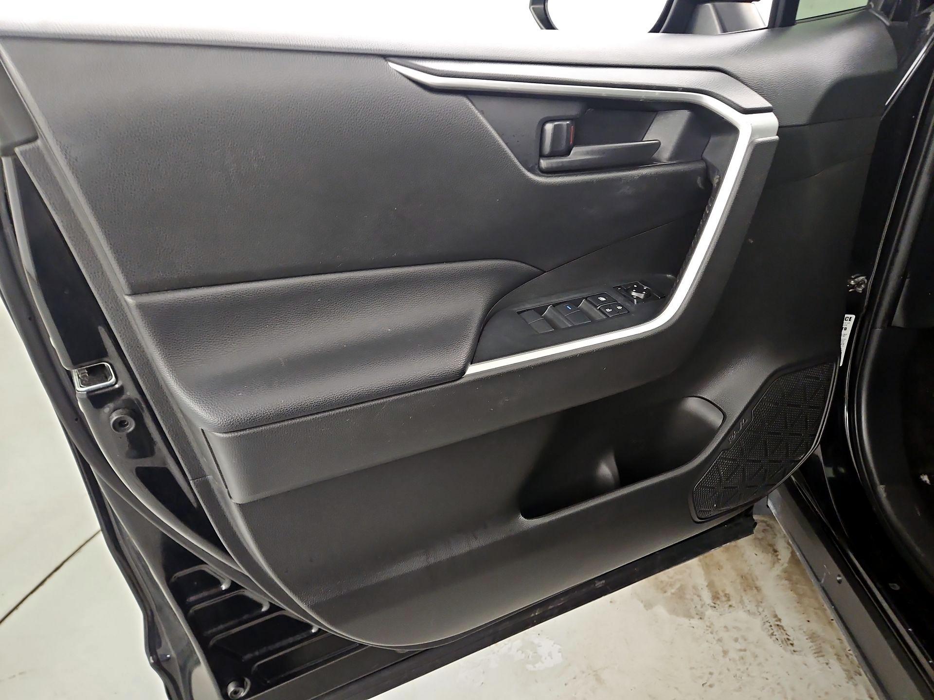 Thumbnail: 2021 Toyota RAV4 - 12