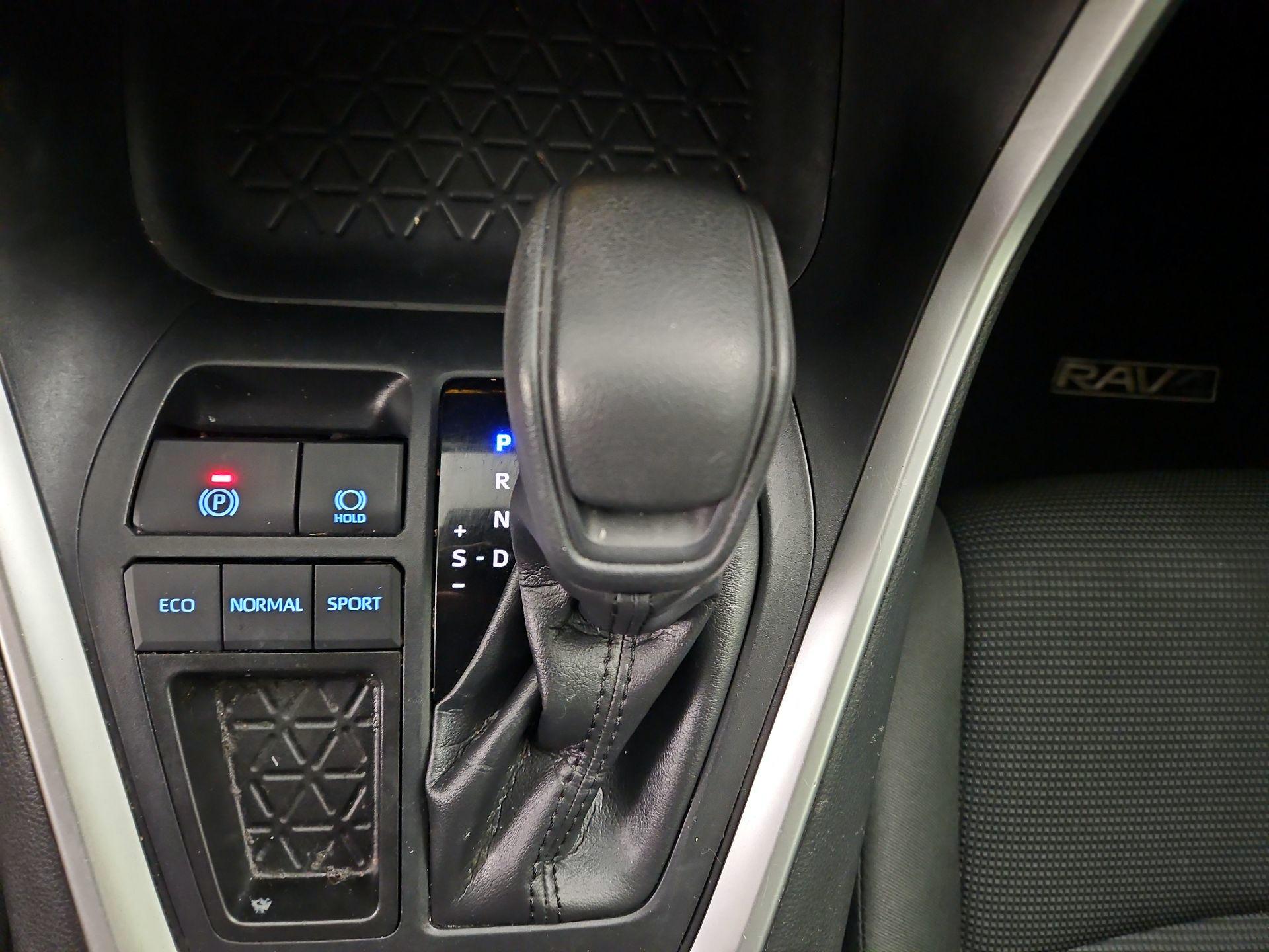 Thumbnail: 2021 Toyota RAV4 - 17