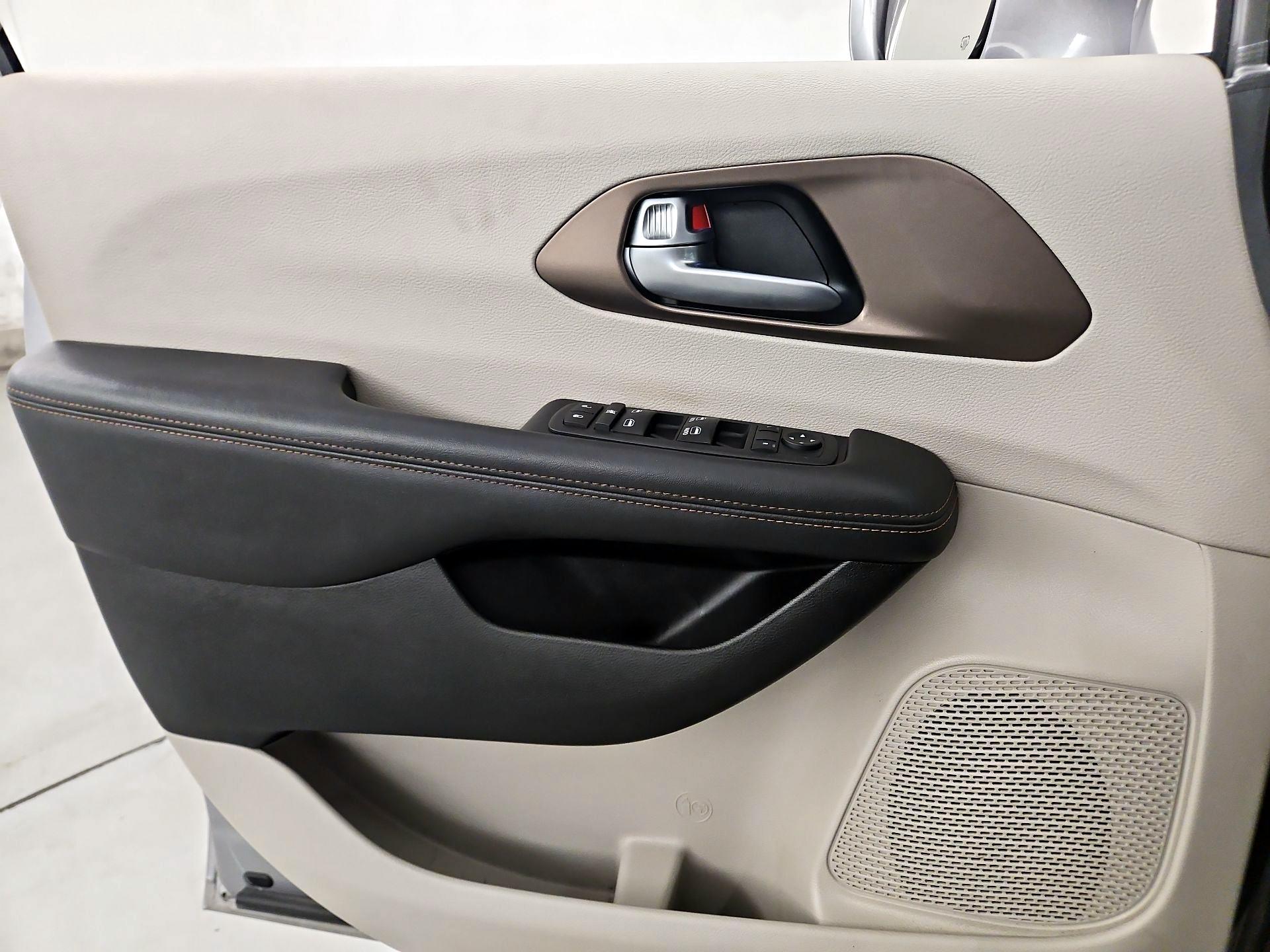 Thumbnail: 2018 Chrysler Pacifica - 12