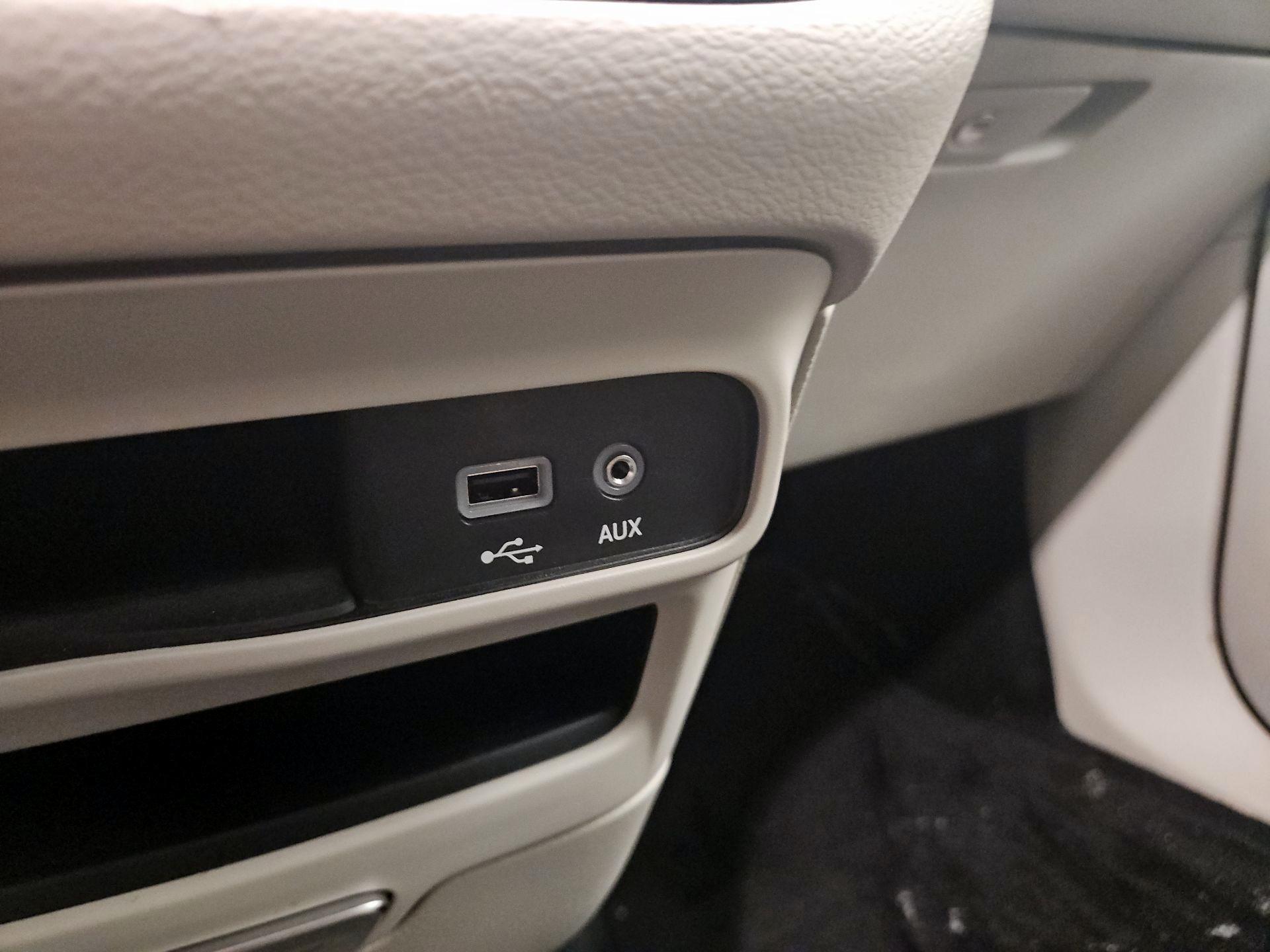 Thumbnail: 2018 Chrysler Pacifica - 18