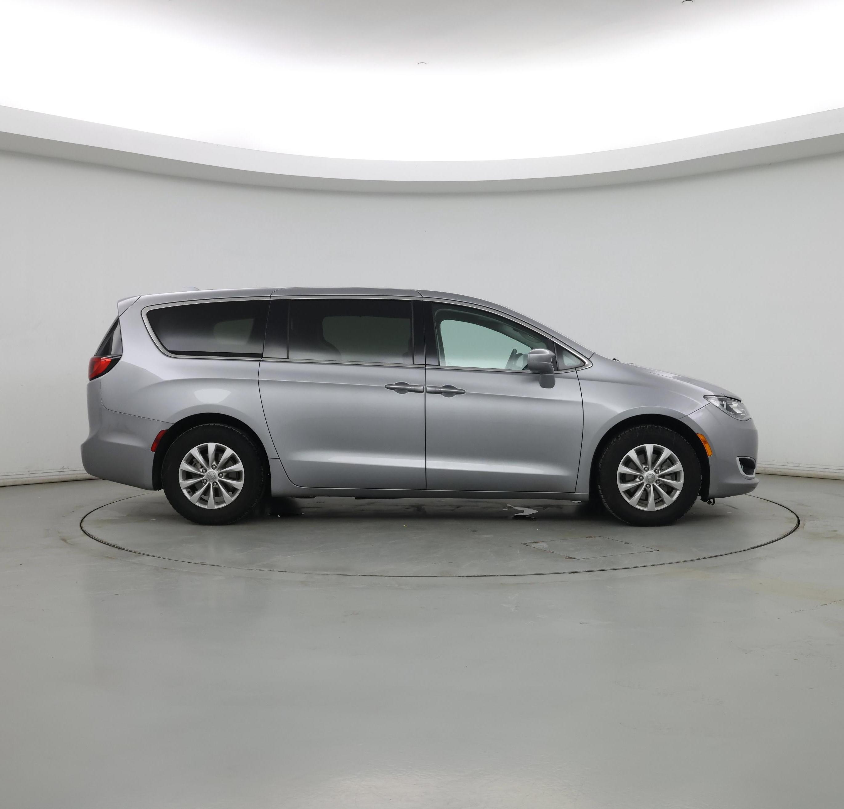 Thumbnail: 2018 Chrysler Pacifica - 7