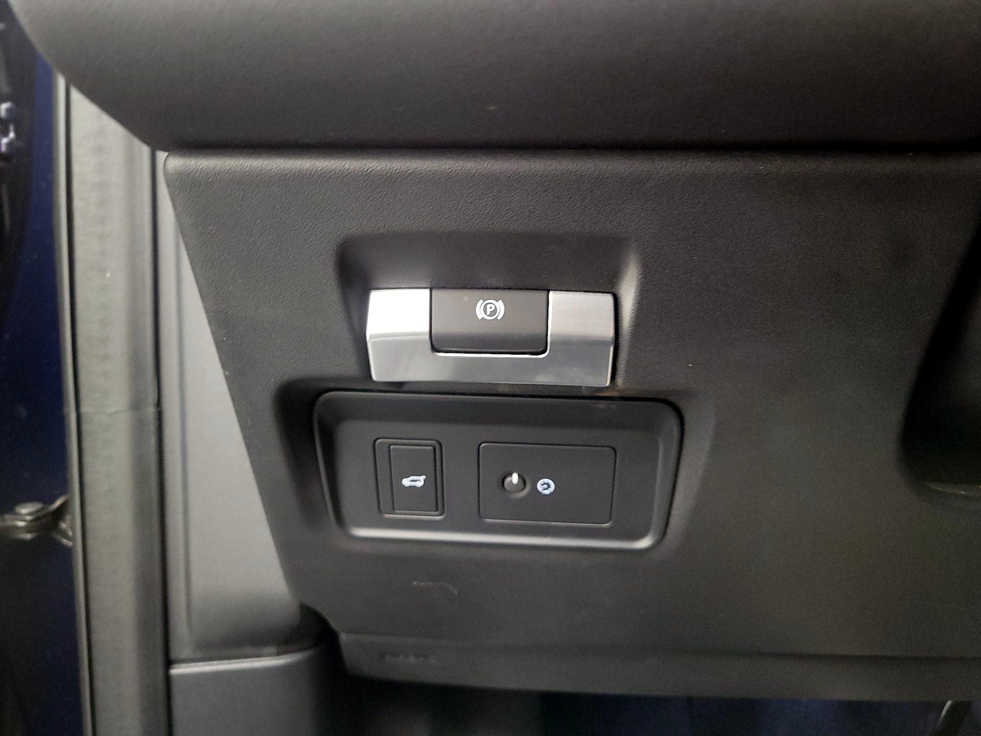 Thumbnail: 2021 Land Rover Discovery Sport - 13