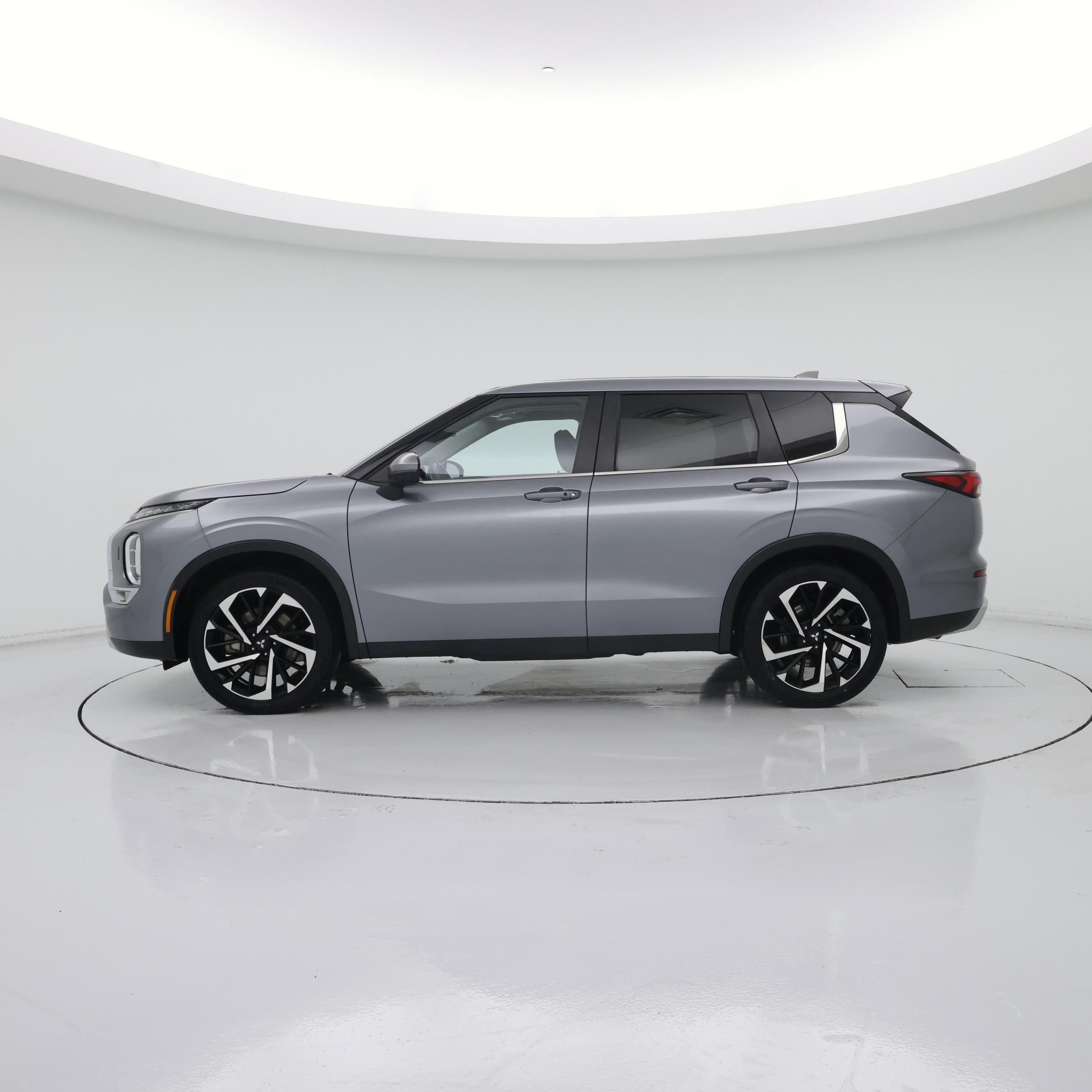 Thumbnail: 2024 Mitsubishi Outlander - 3