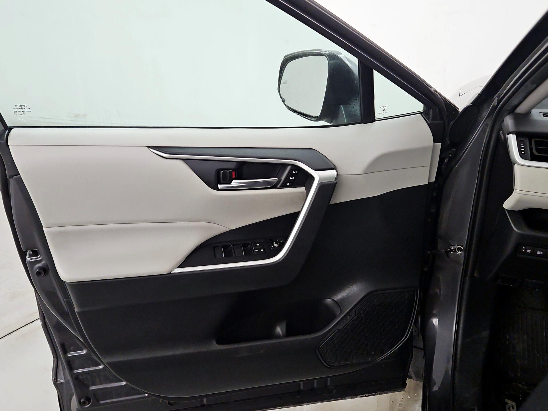 Thumbnail: 2020 Toyota RAV4 - 12