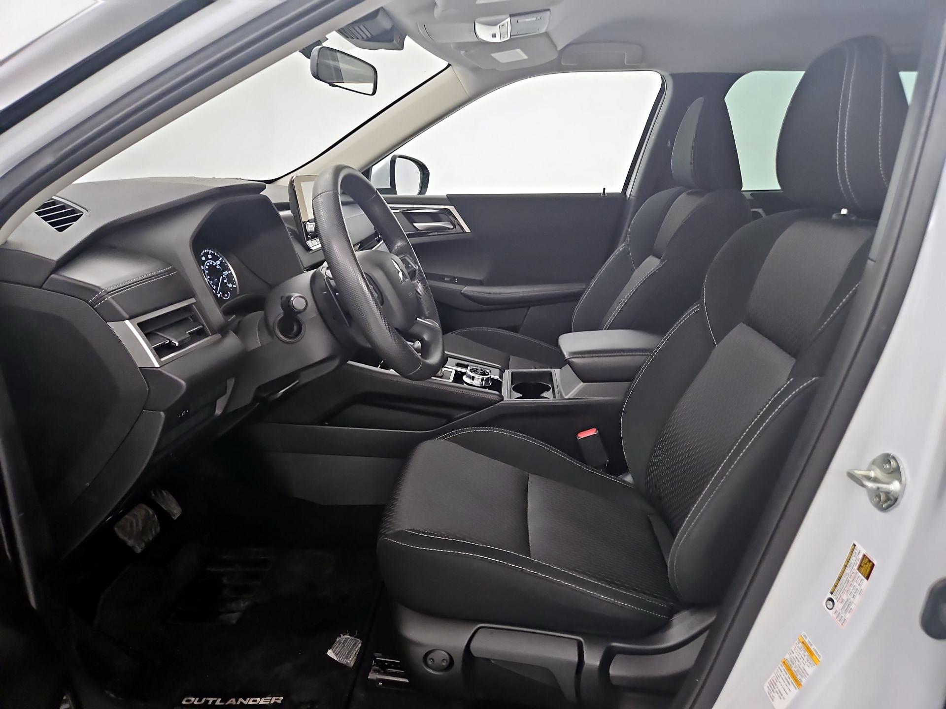 Thumbnail: 2022 Mitsubishi Outlander - 11