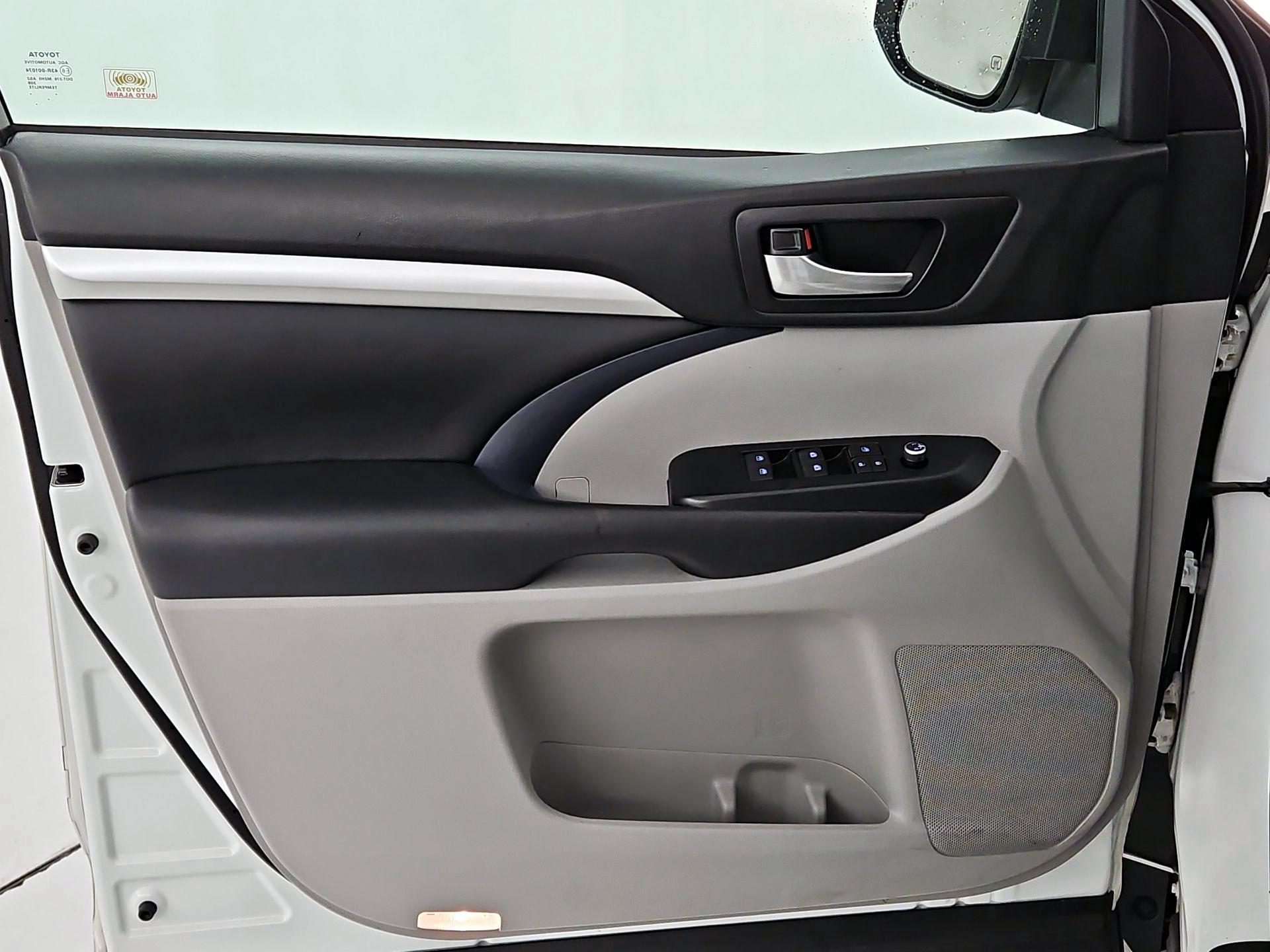 Thumbnail: 2019 Toyota Highlander - 12