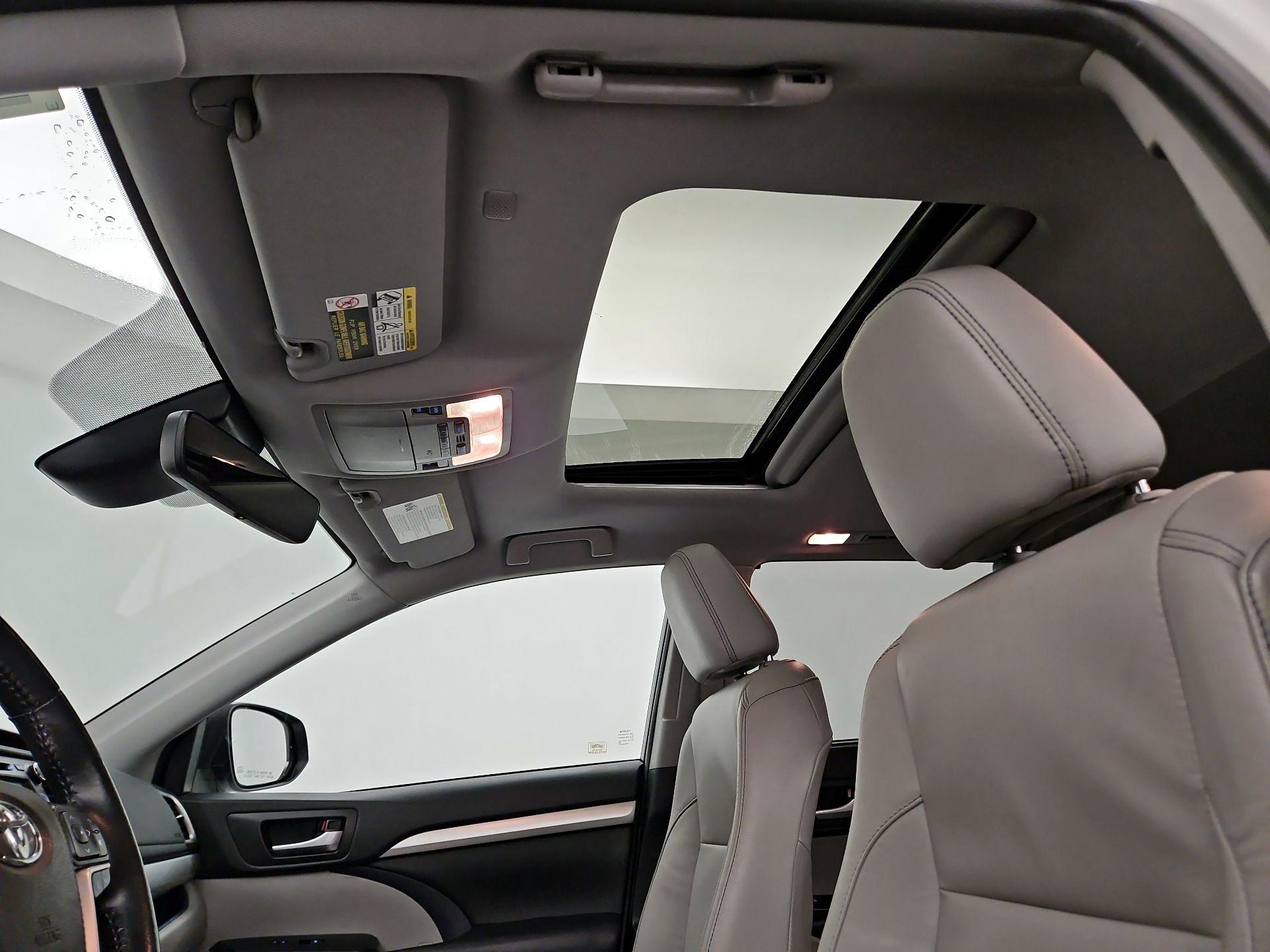 Thumbnail: 2019 Toyota Highlander - 18