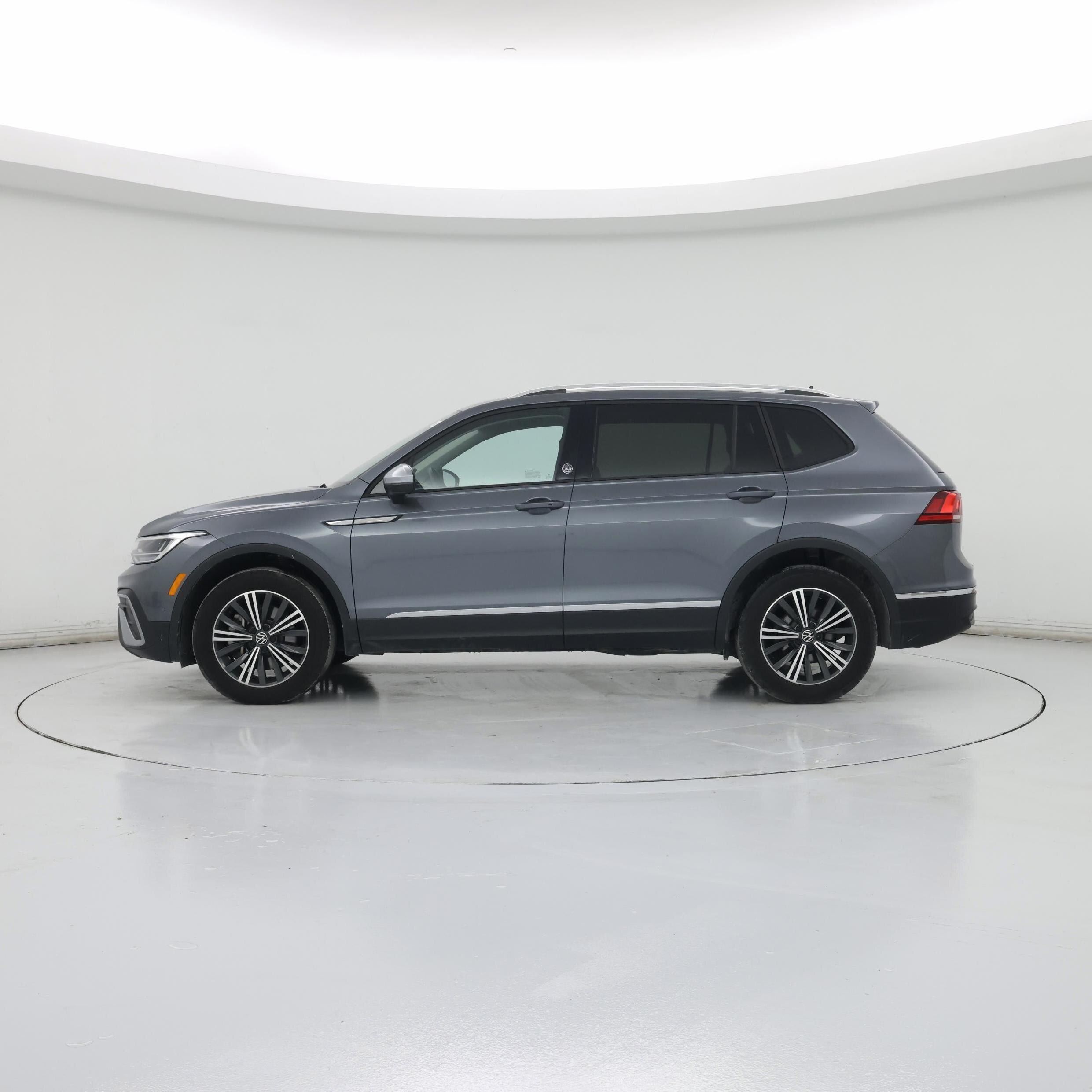 Thumbnail: 2024 Volkswagen Tiguan - 3