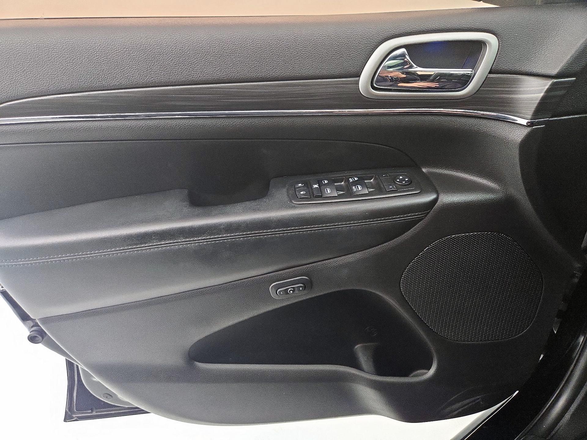 Thumbnail: 2019 Jeep Grand Cherokee - 12