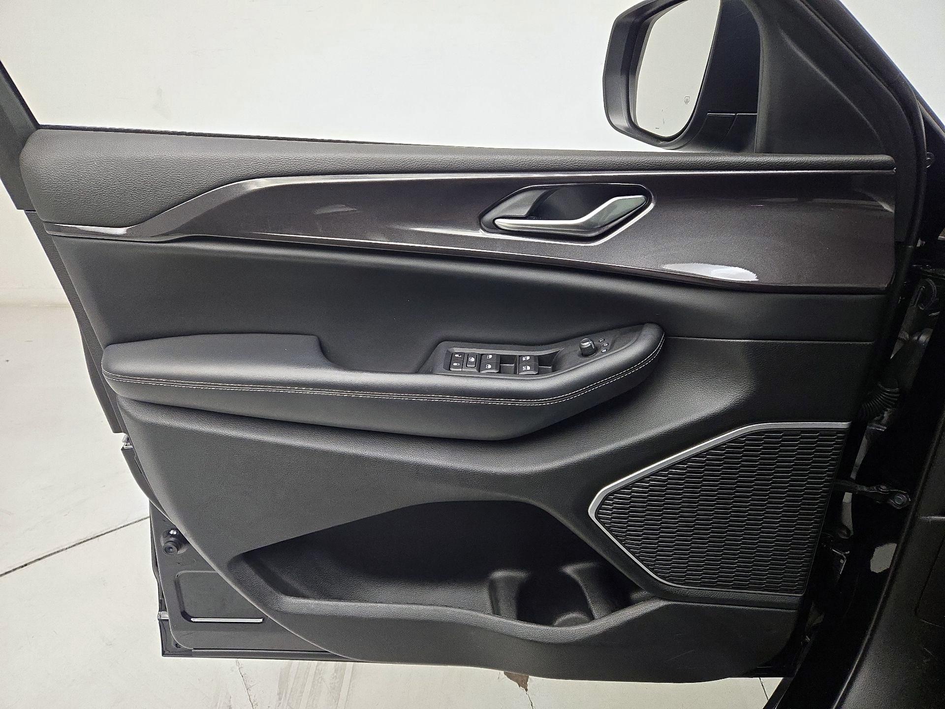 Thumbnail: 2022 Jeep Grand Cherokee - 12