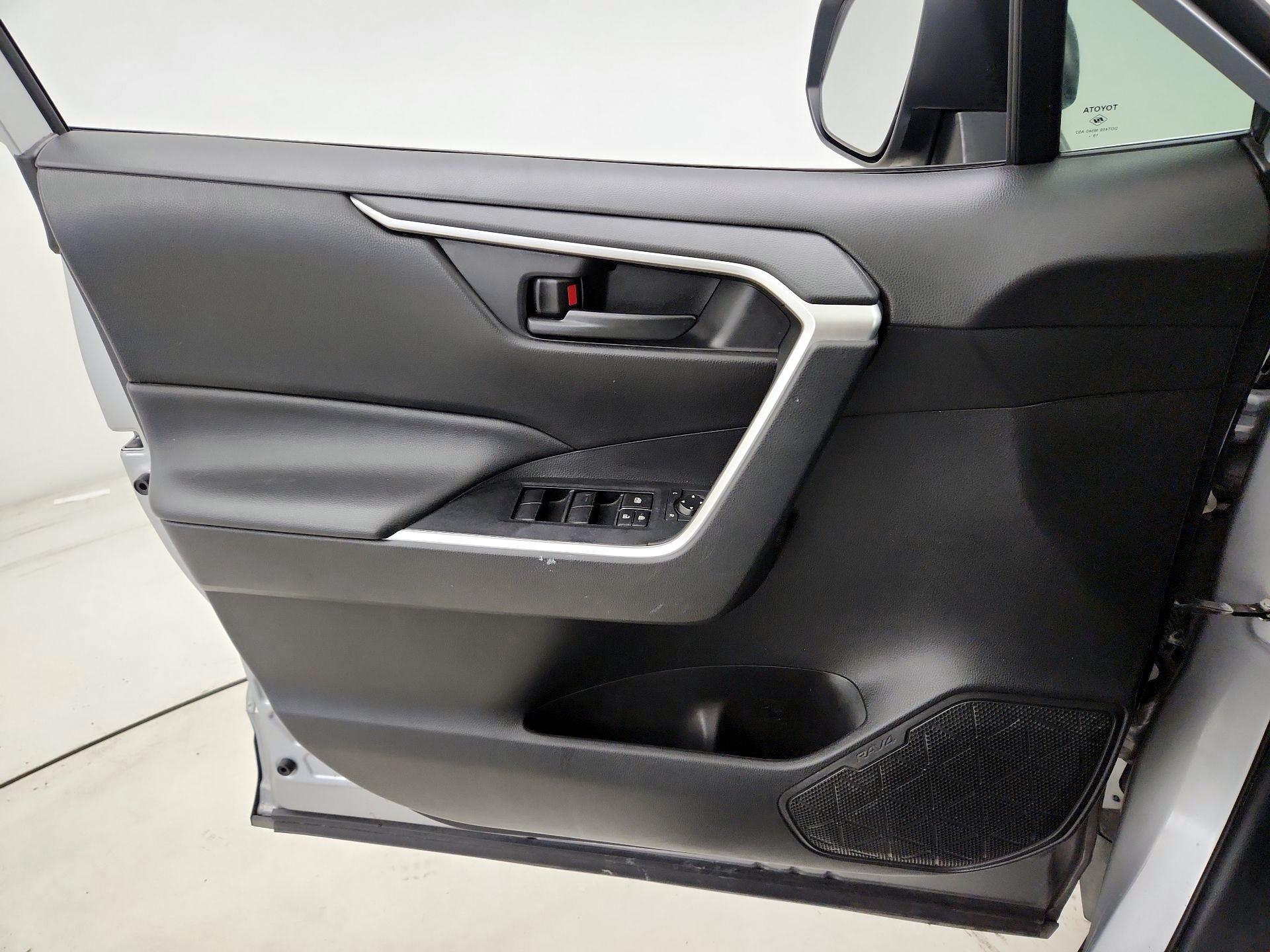 Thumbnail: 2020 Toyota RAV4 - 12