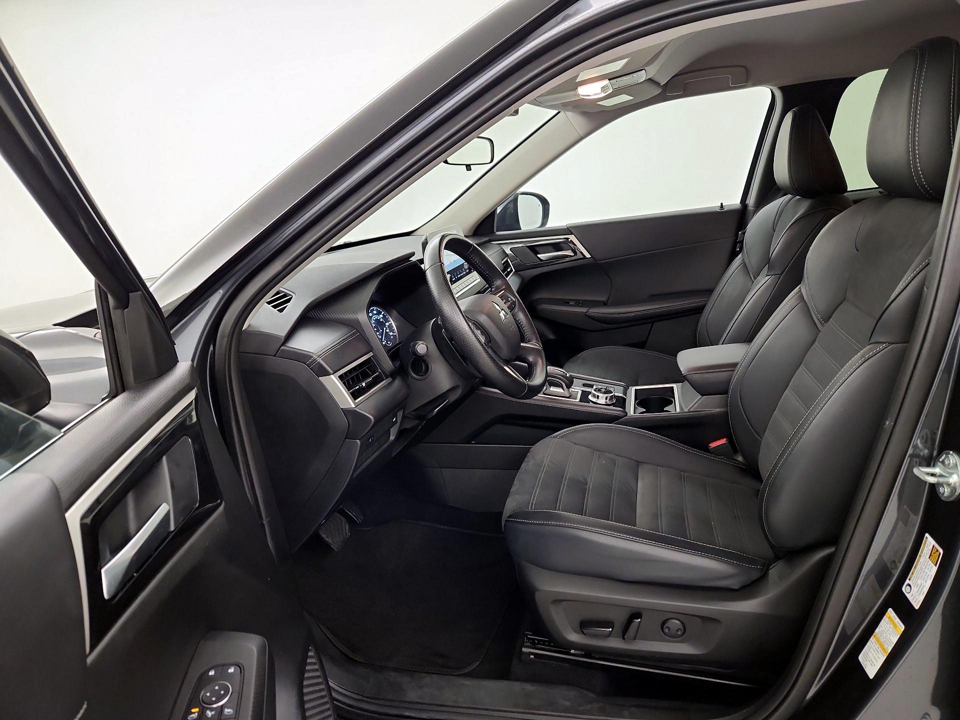 Thumbnail: 2024 Mitsubishi Outlander - 11