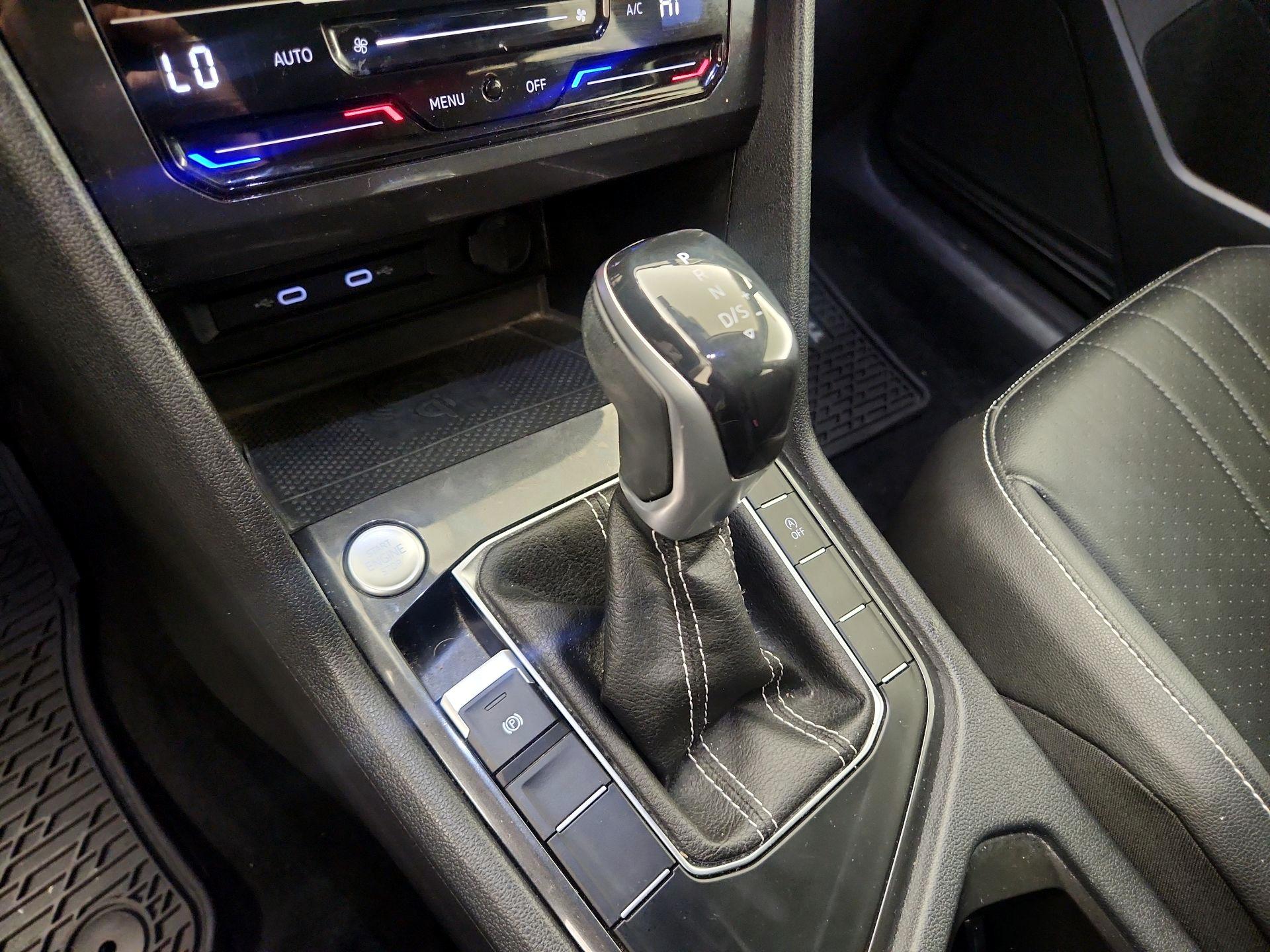 Thumbnail: 2022 Volkswagen Tiguan - 15