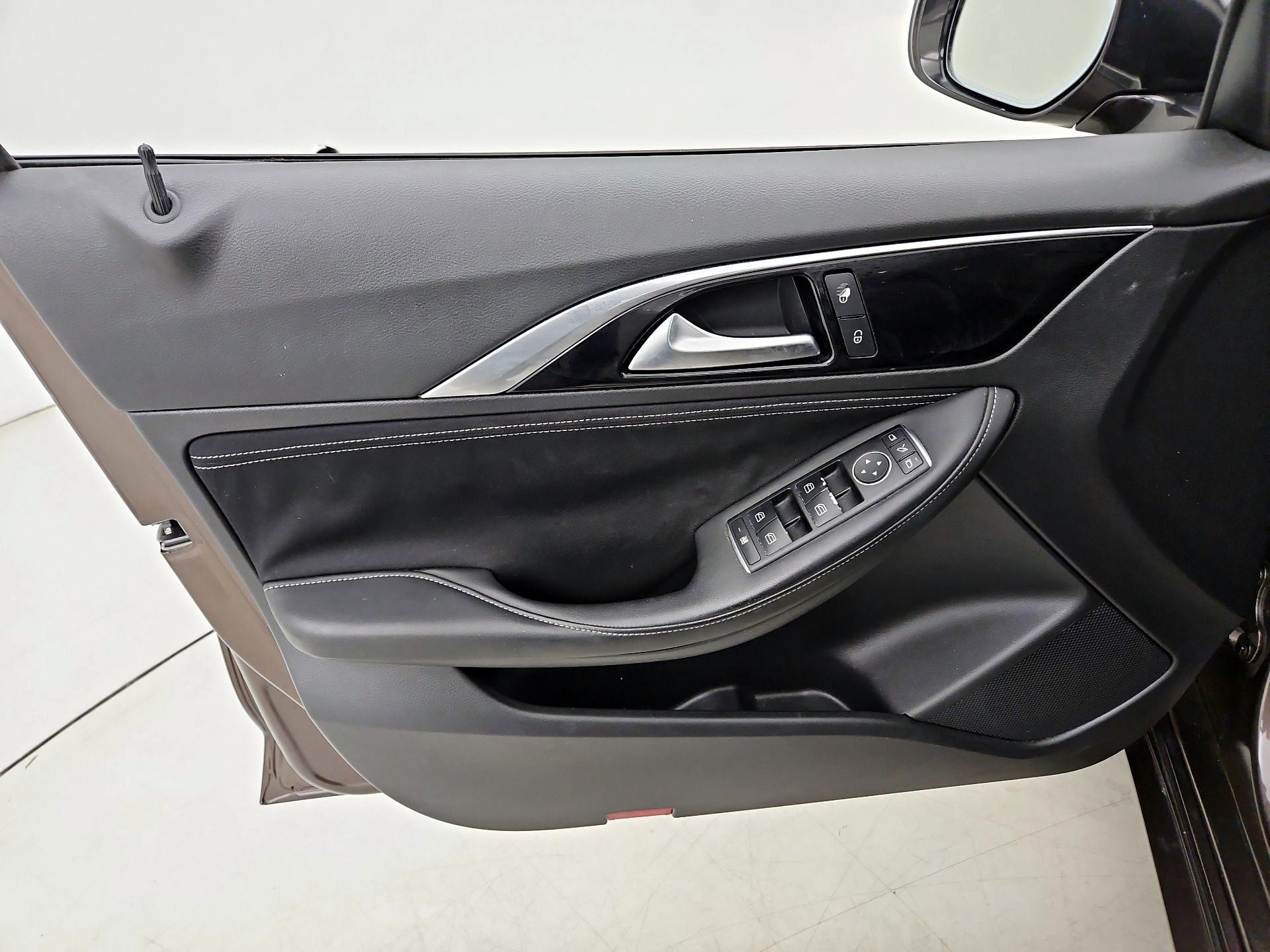 Thumbnail: 2018 INFINITI QX30 - 12