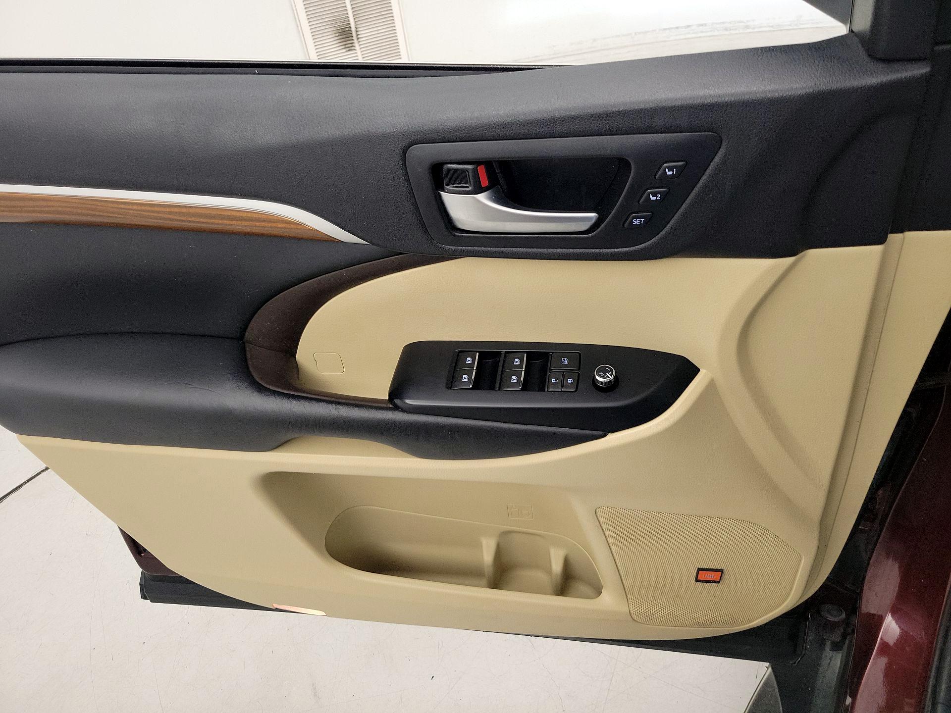 Thumbnail: 2019 Toyota Highlander - 12