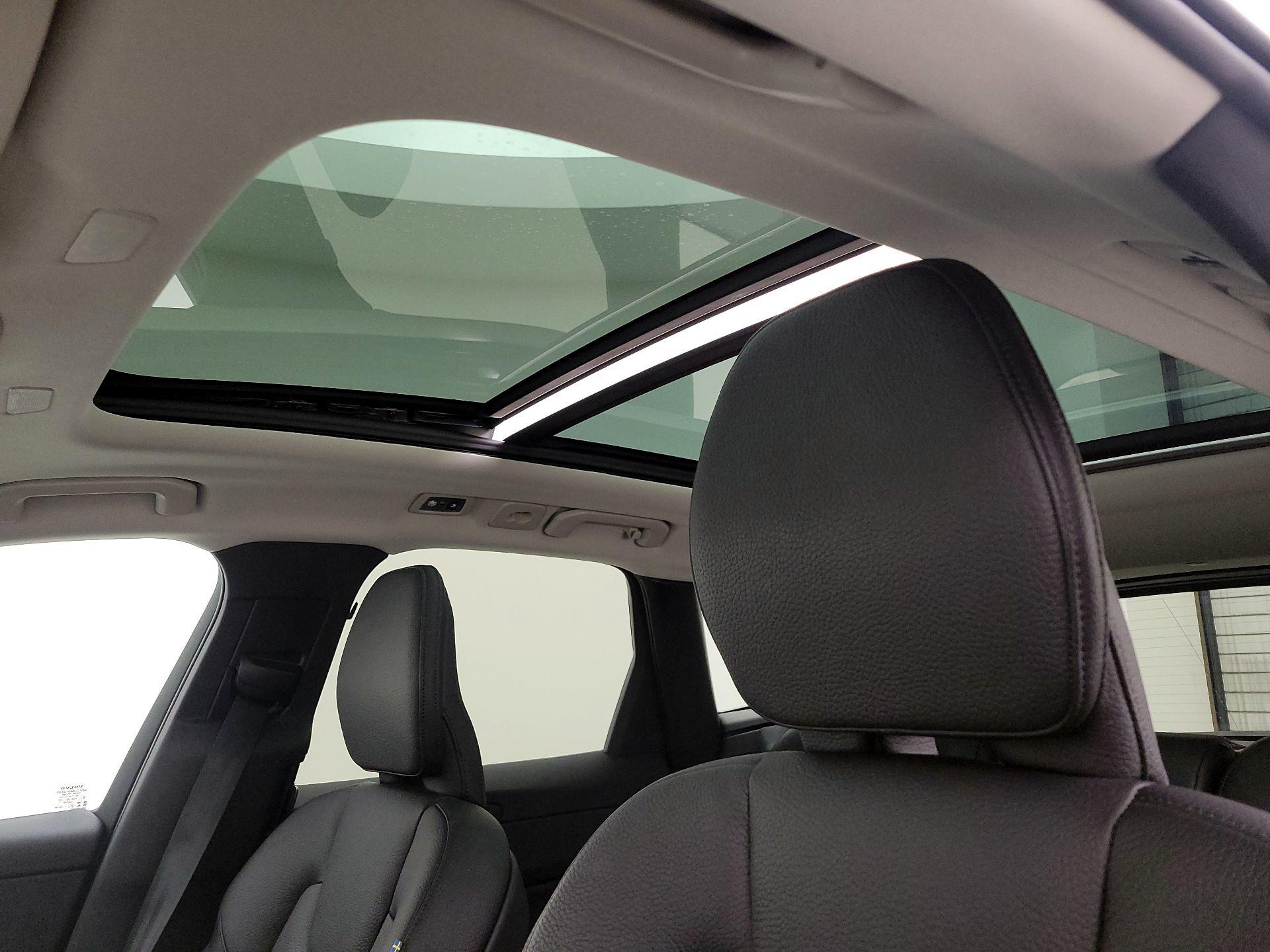 Thumbnail: 2021 Volvo XC60 - 20