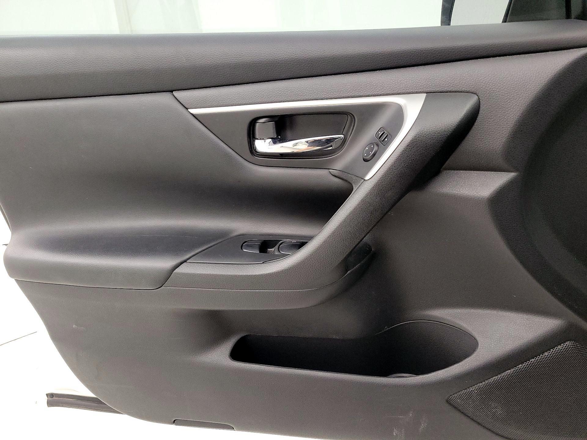 Thumbnail: 2017 Nissan Altima - 12