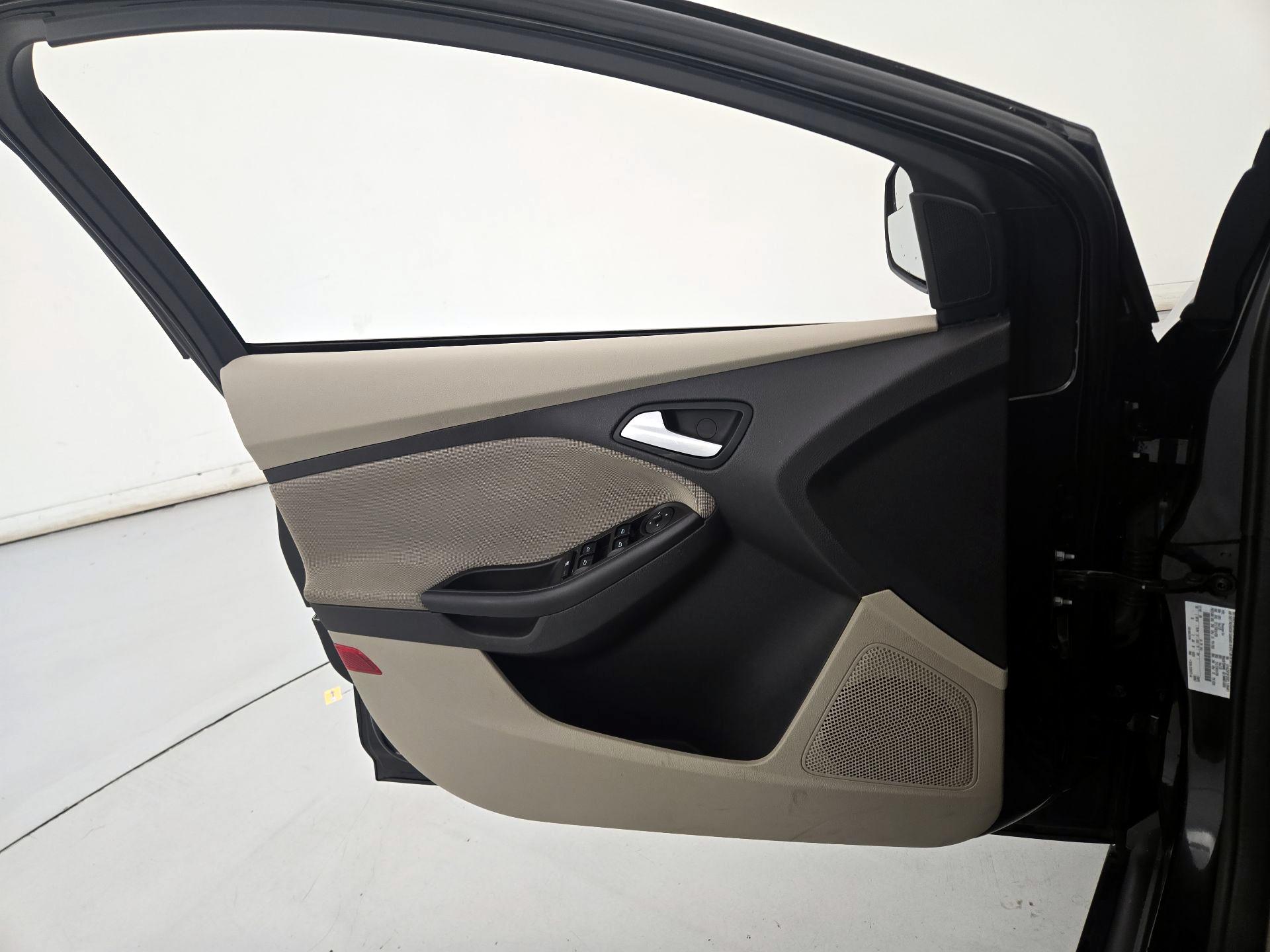 Thumbnail: 2014 Ford Focus - 12