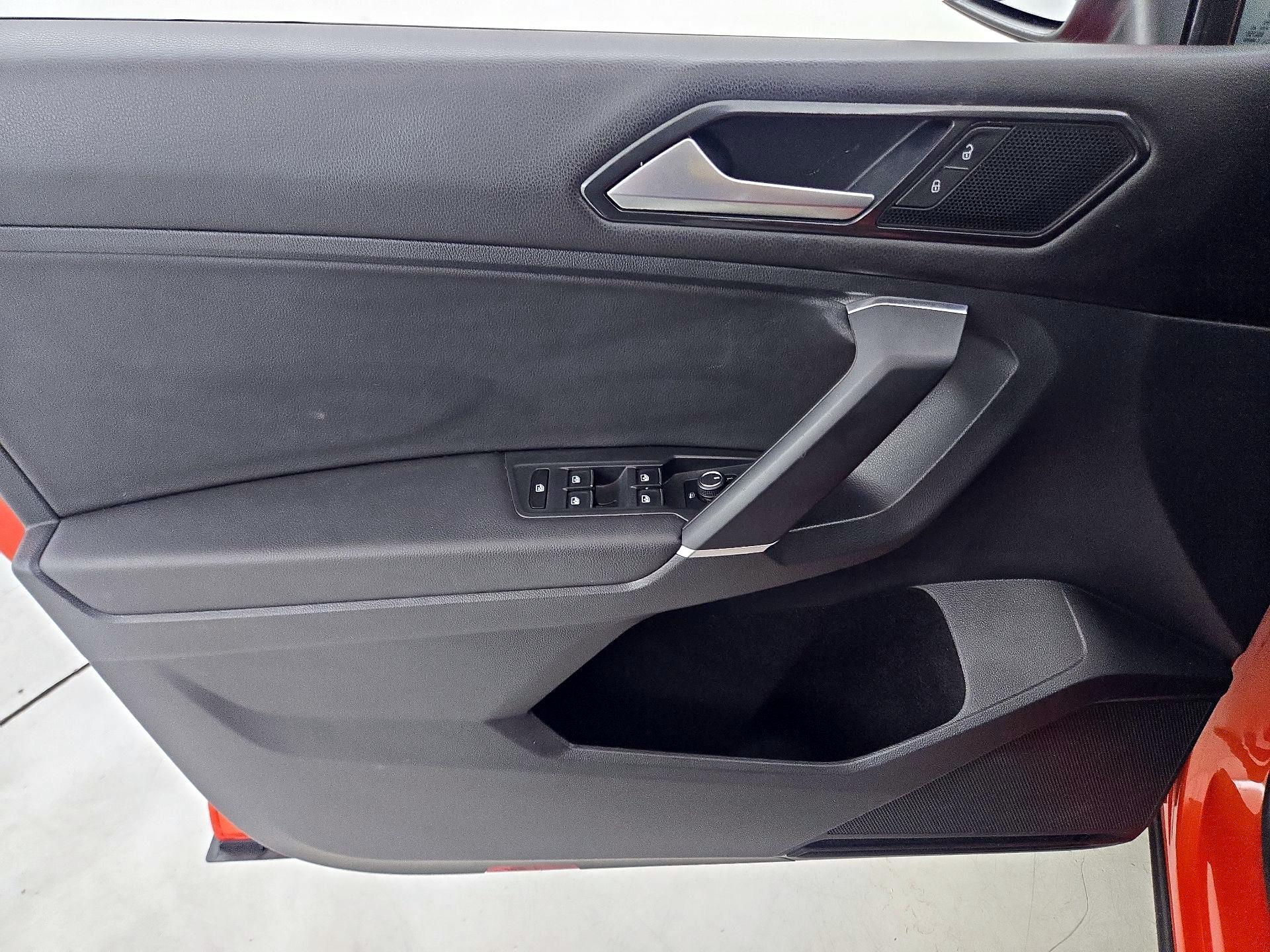 Thumbnail: 2018 Volkswagen Tiguan - 12